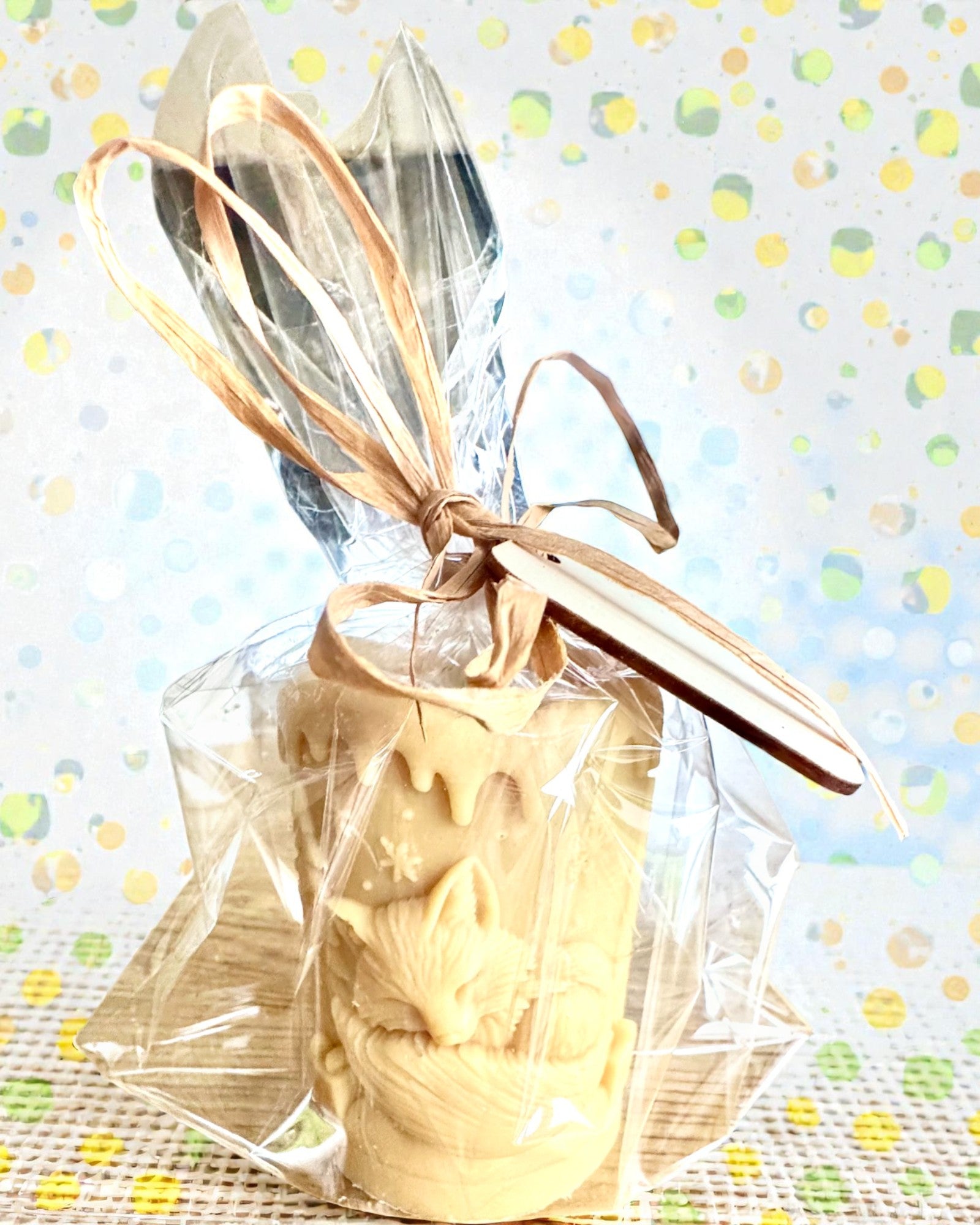 Sojakerze Winterfuchs, 7,5 cm Höhe, handgegossene Sojakerze mit einem niedlichen schlafenden Fuchs, personalisierbar mit Gravur auf dem Schild