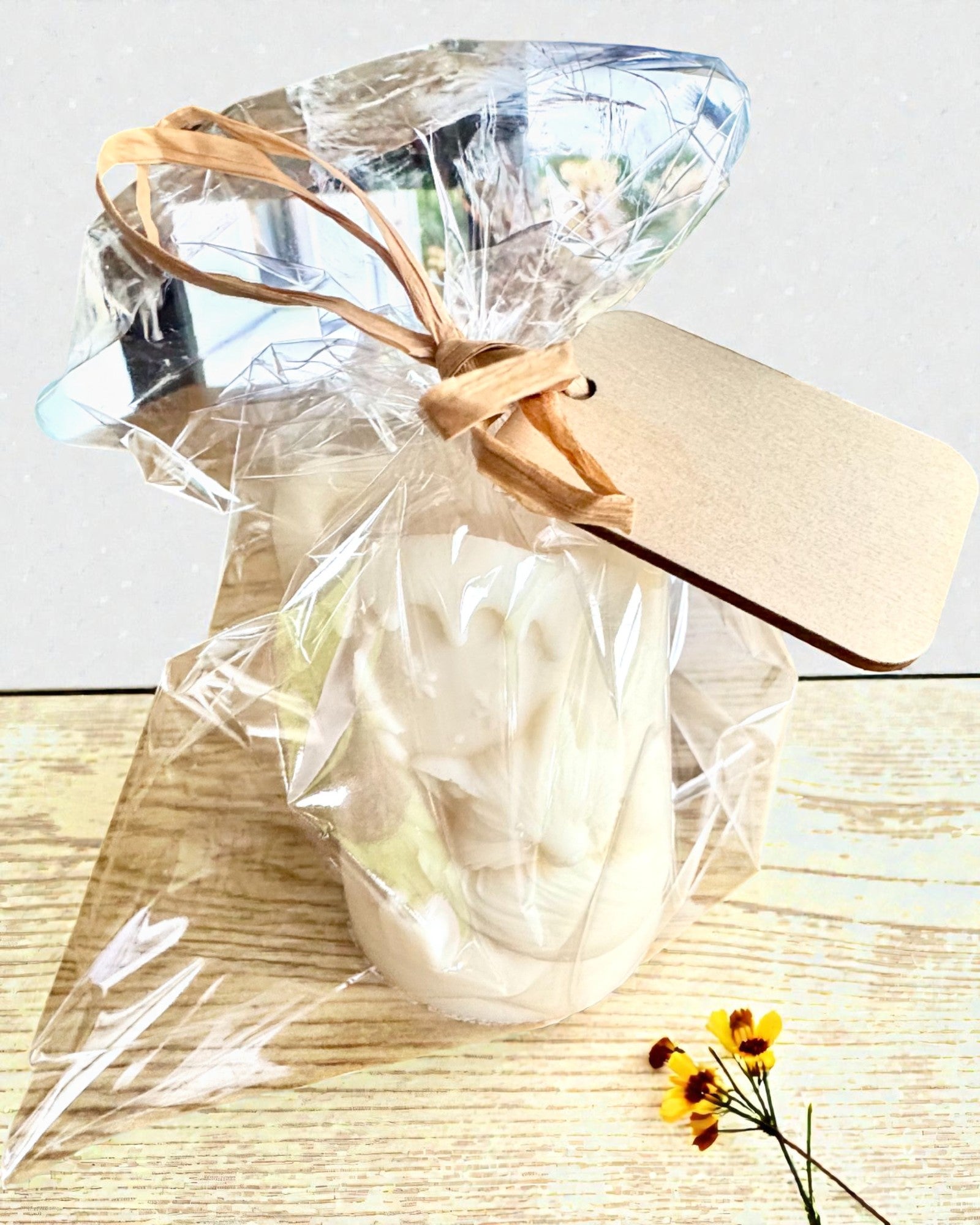 Sojakerze Winterfuchs, 7,5 cm Höhe, handgegossene Sojakerze mit einem niedlichen schlafenden Fuchs, personalisierbar mit Gravur auf dem Schild