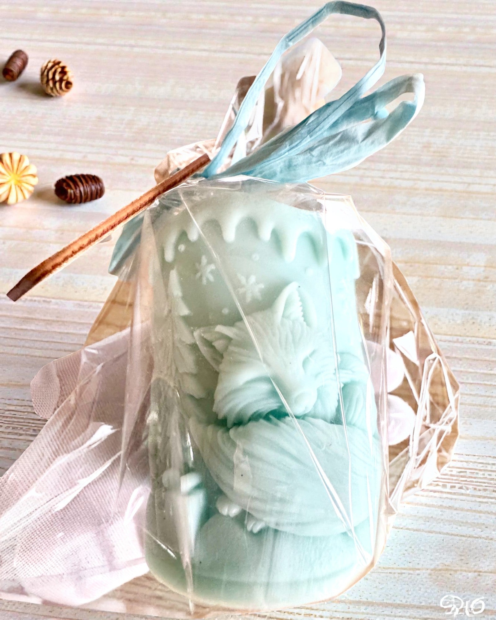 Sojakerze Winterfuchs, 7,5 cm Höhe, handgegossene Sojakerze mit einem niedlichen schlafenden Fuchs, personalisierbar mit Gravur auf dem Schild