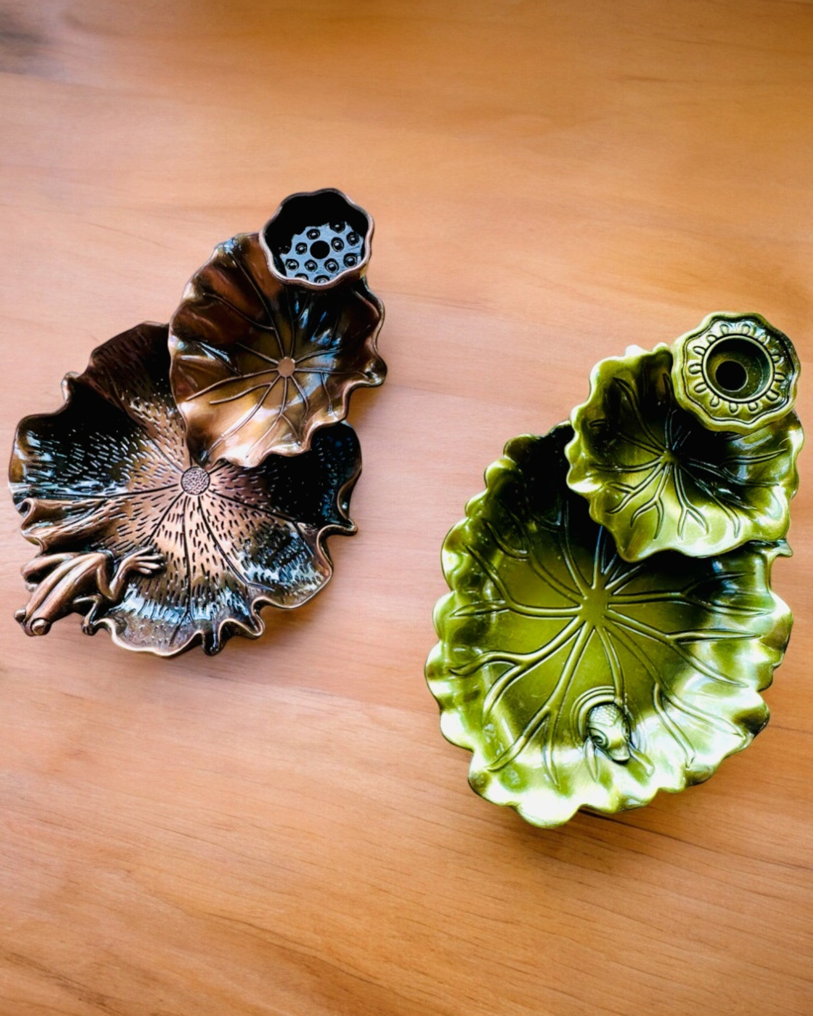 Elegante Porta Incenso in Metallo a Forma di Foglia di Loto - 4 varianti disponibili, possibilità di personalizzazione con incisione per regalo