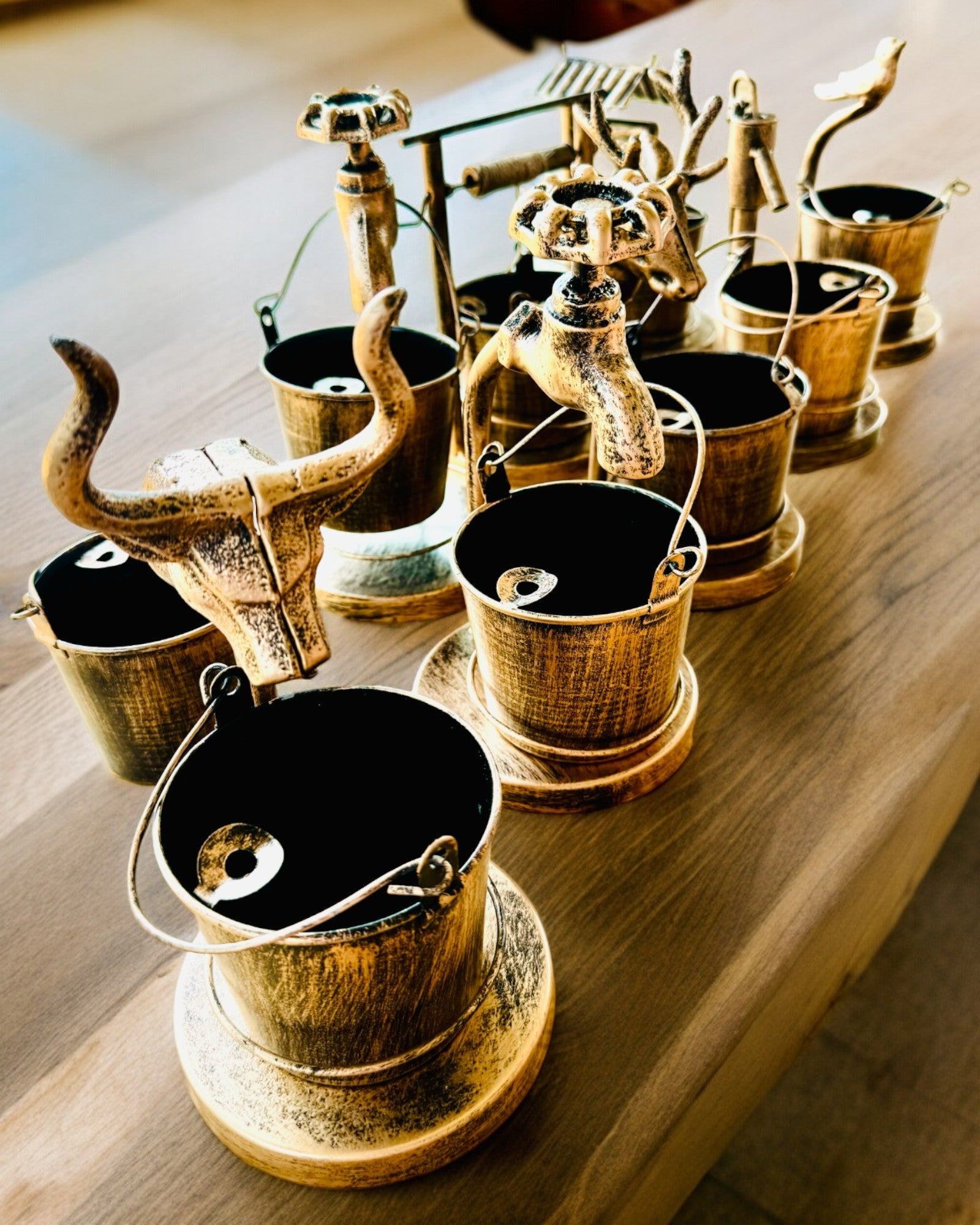 "Rustic Charm" Stile Posacenere in Metallo, altezza 19-23 cm, 8 varianti disponibili, incisione su richiesta