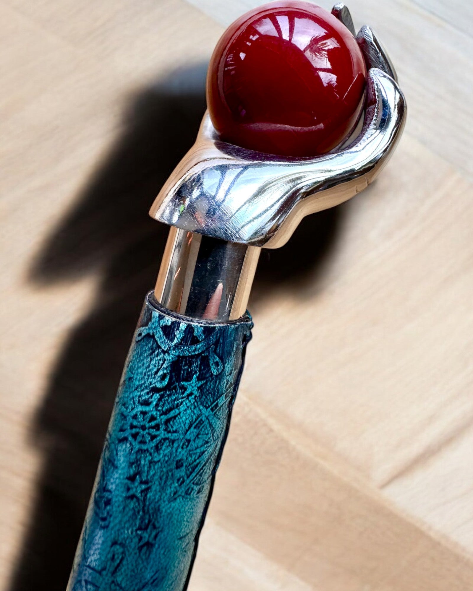 Gehstock "Königliche Hand" – handgefertigt mit natürlichem Leder, personalisierbar mit Gravur