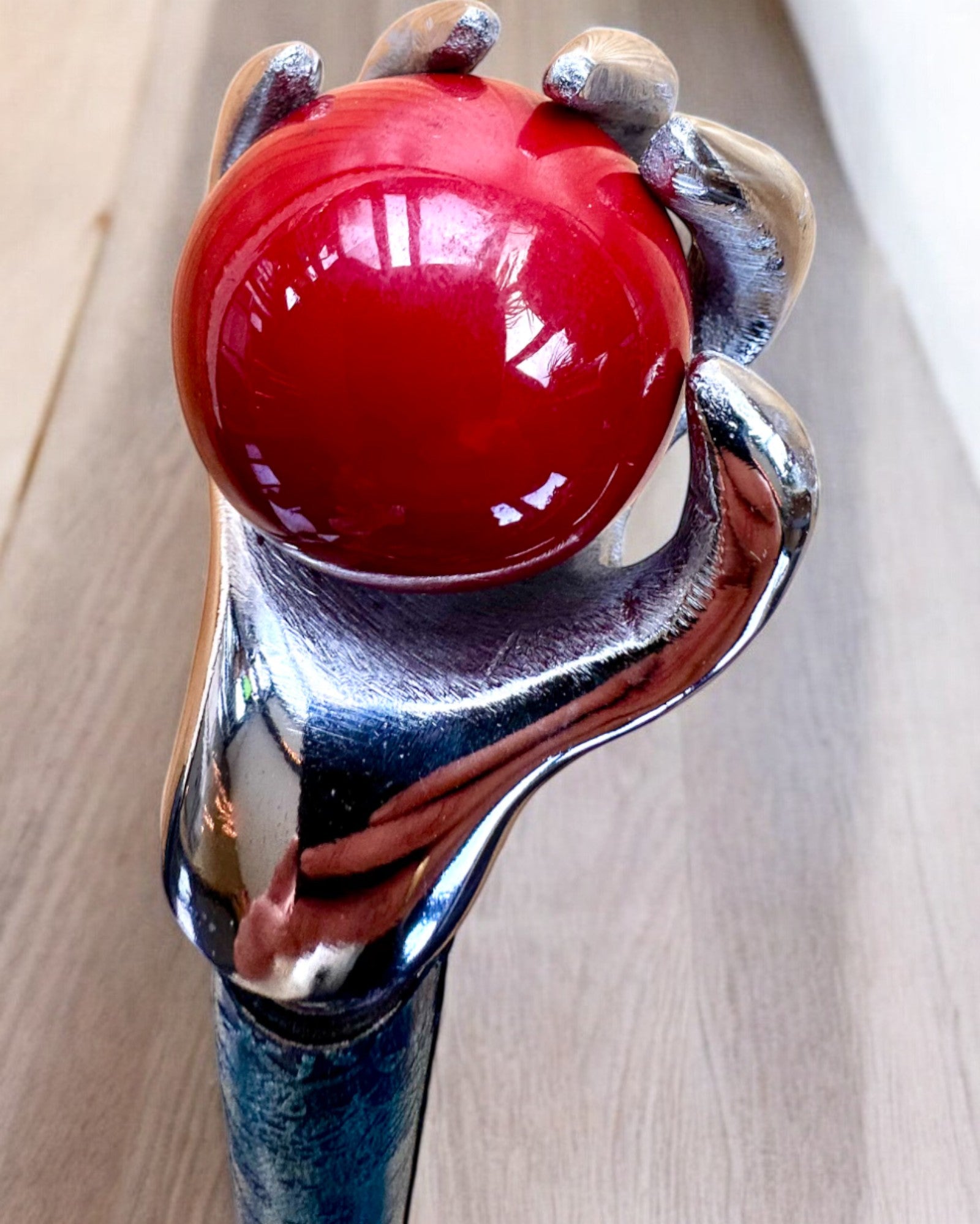 Gehstock "Königliche Hand" – handgefertigt mit natürlichem Leder, personalisierbar mit Gravur