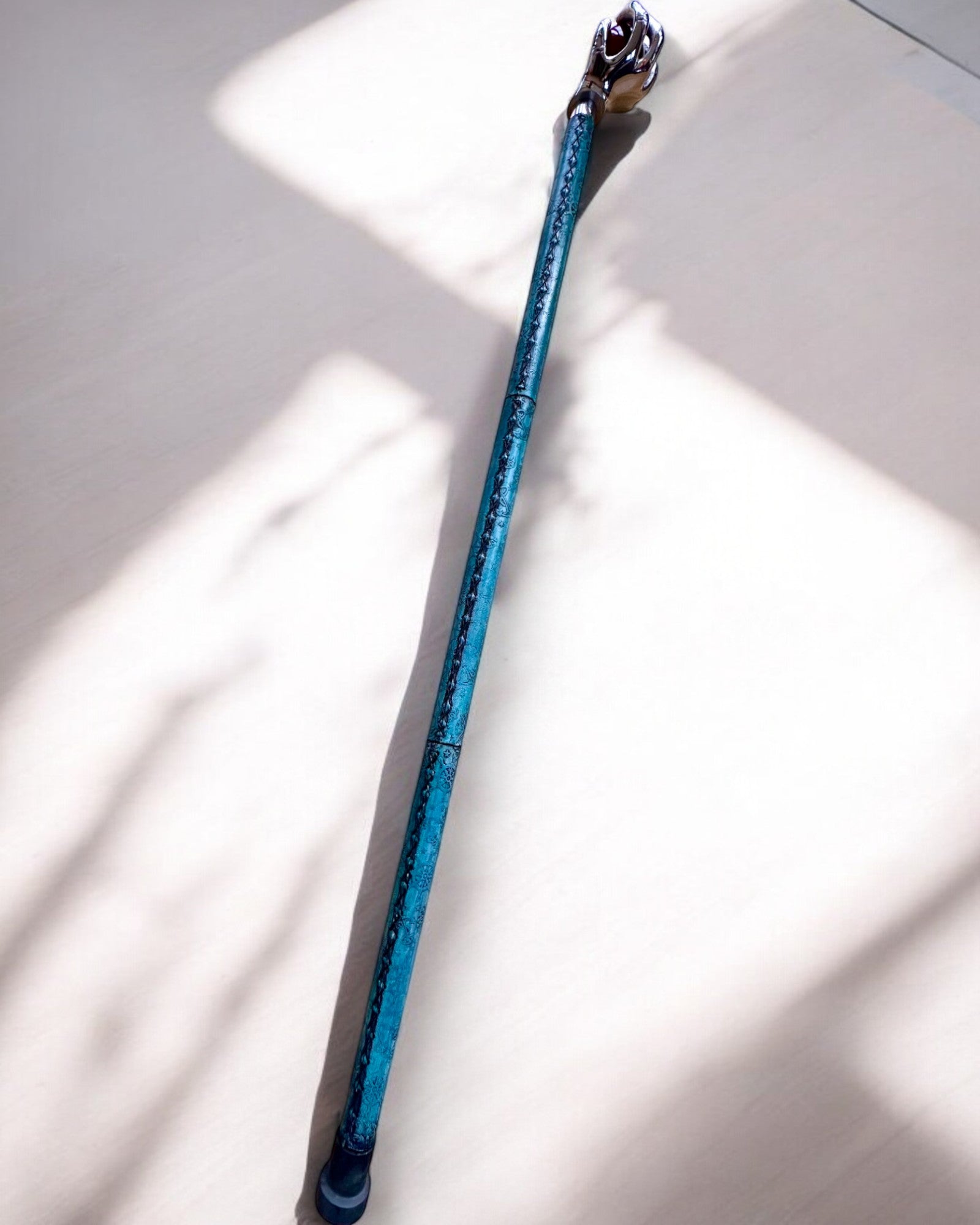 Walking cane "Royal Hand" – handcrafted with natural leather, customizable with engraving