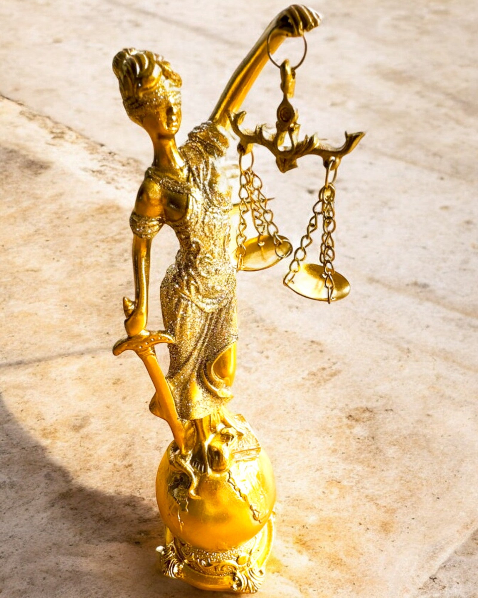 Goddess of Justice Statuette – Artistic Shelf Decoration, Resin Craft, personalization with engraving