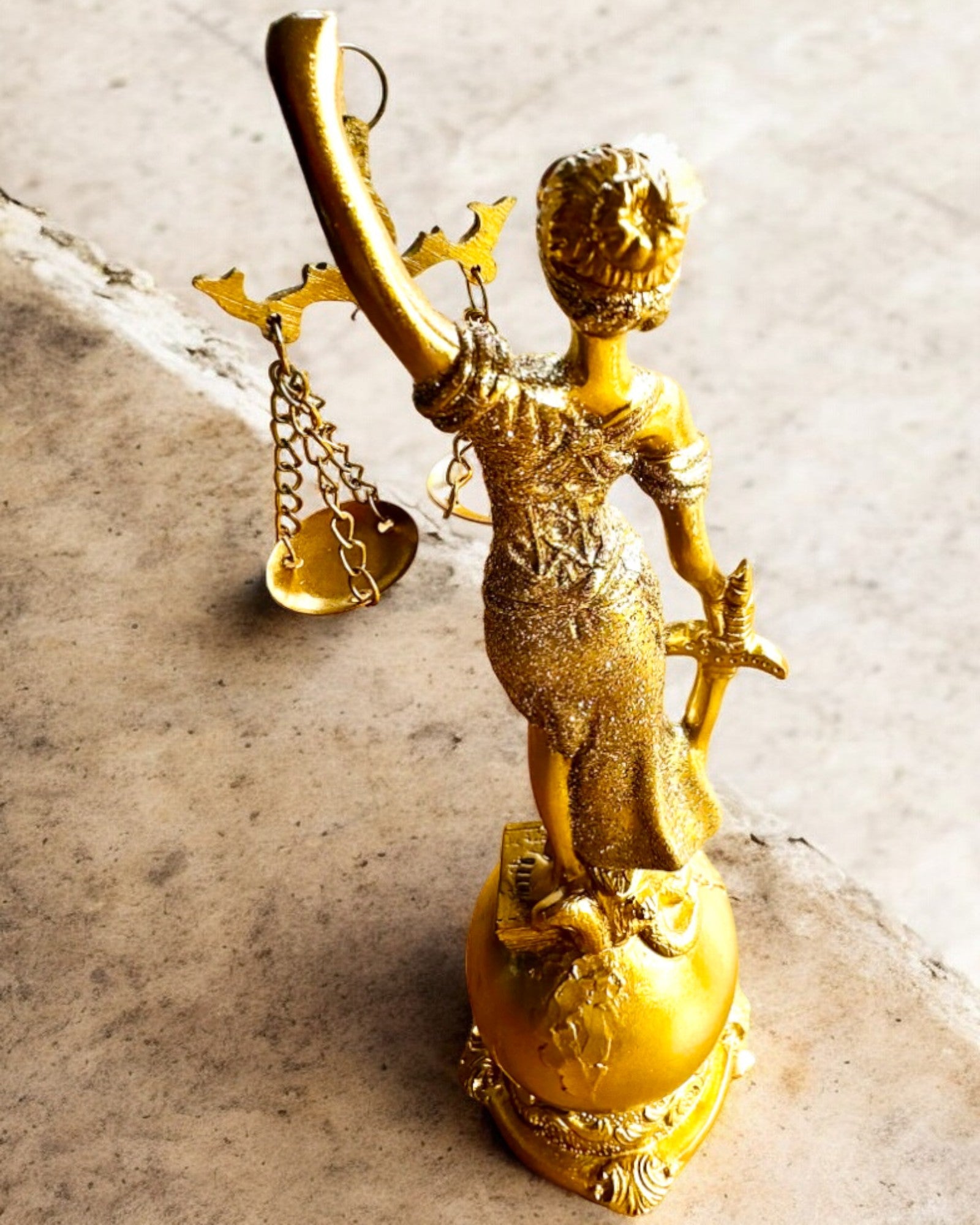 Goddess of Justice Statuette – Artistic Shelf Decoration, Resin Craft, personalization with engraving