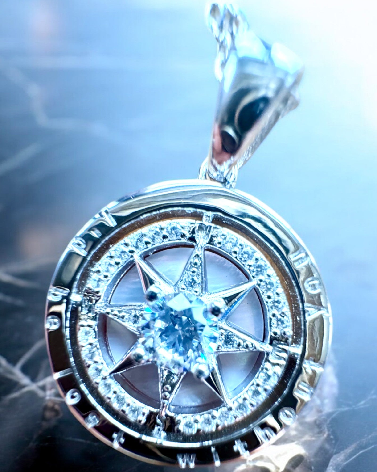 Collier Boussole "Direction Étoilée", possibilité de personnalisation avec gravure, 2 variantes de couleur au choix