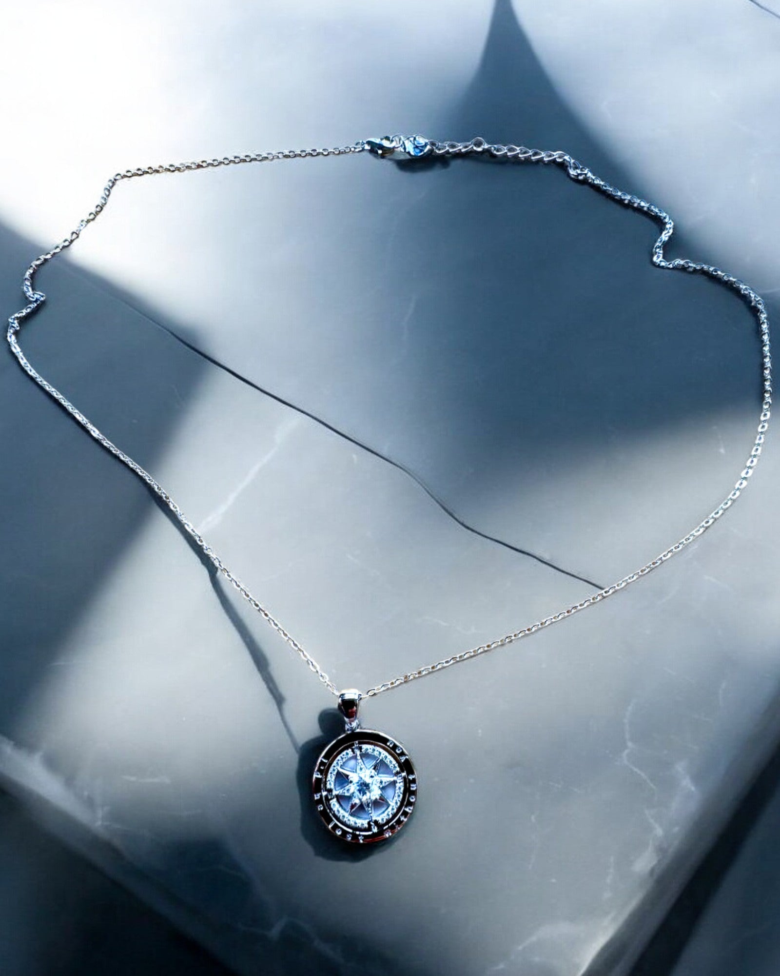 Collier Boussole "Direction Étoilée", possibilité de personnalisation avec gravure, 2 variantes de couleur au choix