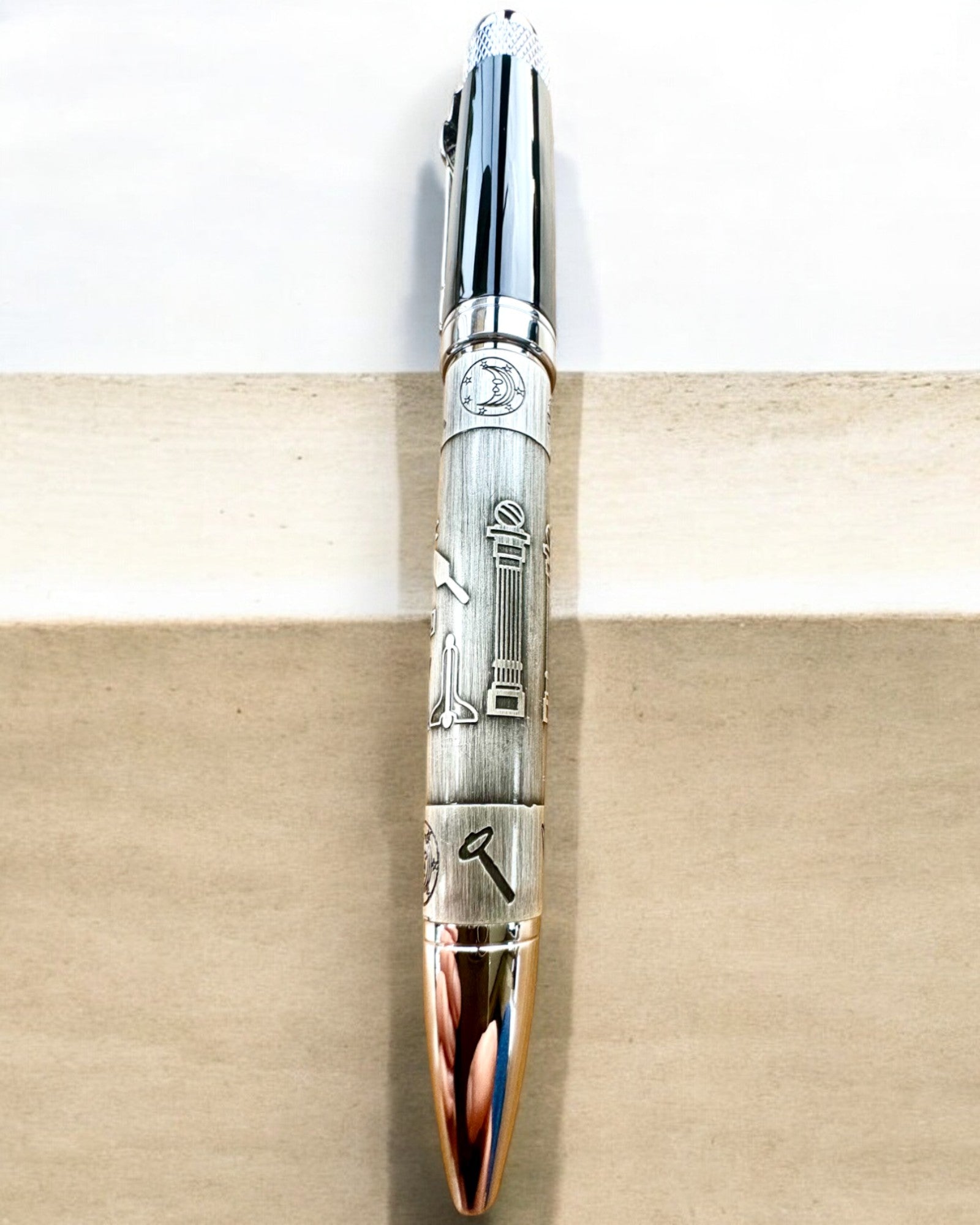 Stylo Élégant "Harmonie Magistrale" avec Option de Gravure - Motifs Symboliques, Argent Ancien, possibilité de personnalisation par gravure pour cadeau