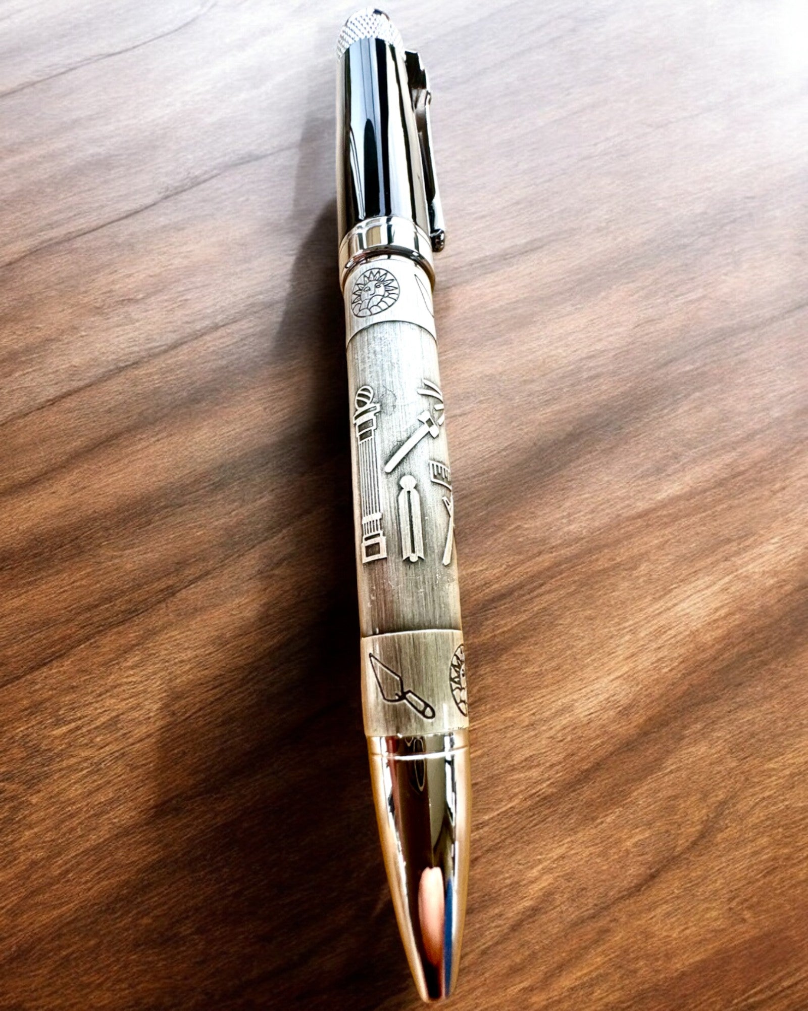 Stylo Élégant "Harmonie Magistrale" avec Option de Gravure - Motifs Symboliques, Argent Ancien, possibilité de personnalisation par gravure pour cadeau