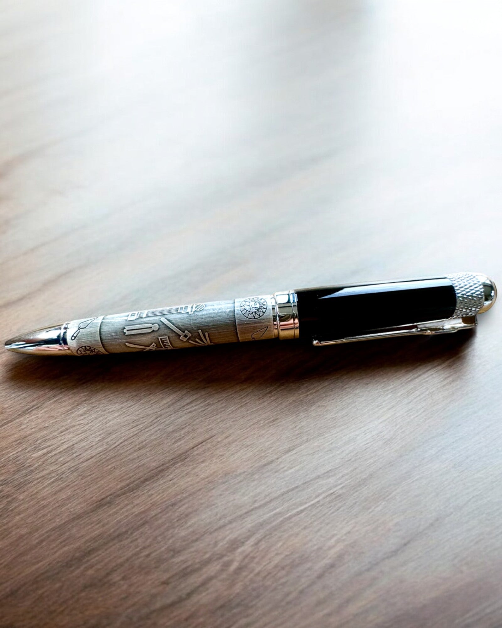 Stylo Élégant "Harmonie Magistrale" avec Option de Gravure - Motifs Symboliques, Argent Ancien, possibilité de personnalisation par gravure pour cadeau