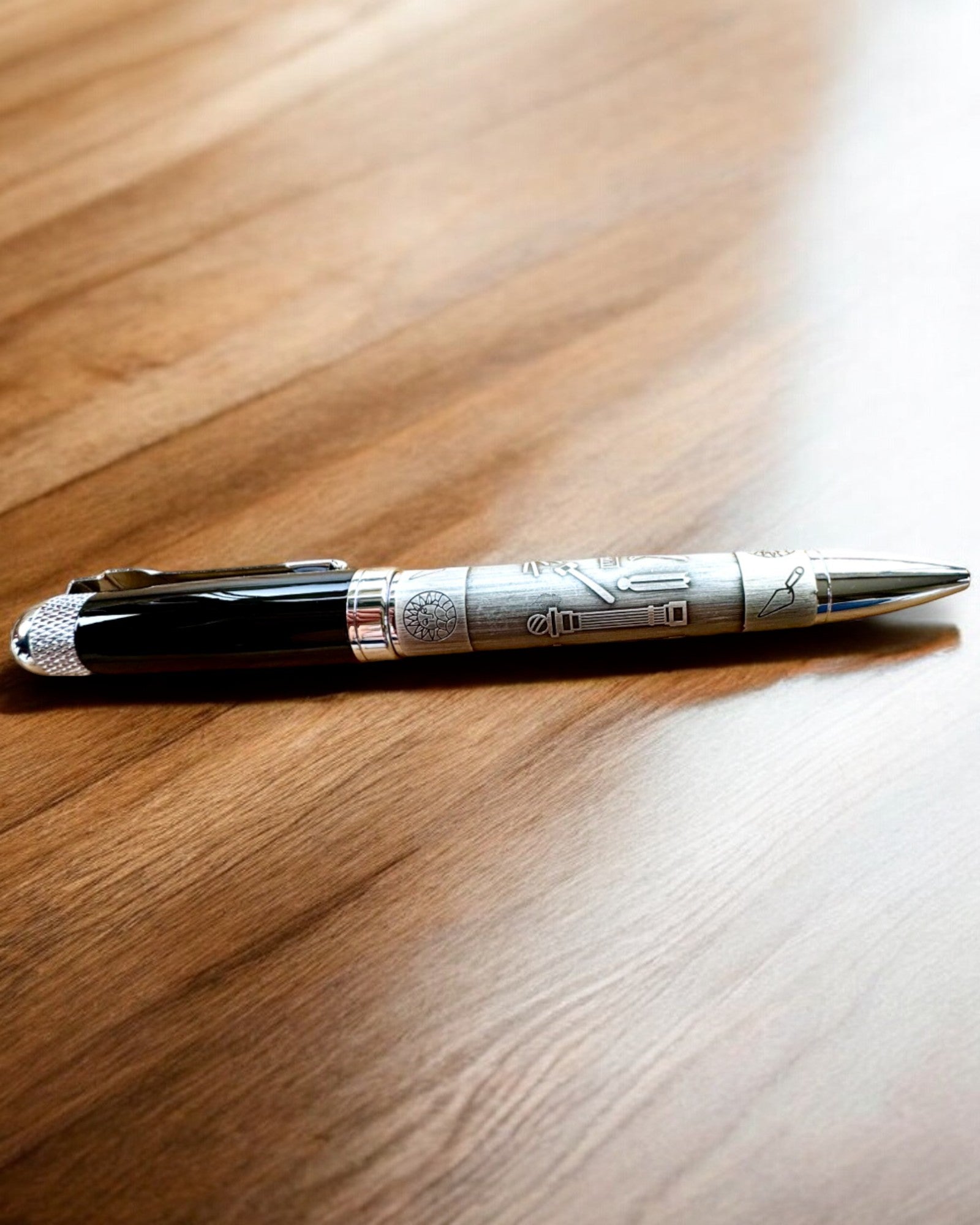 Stylo Élégant "Harmonie Magistrale" avec Option de Gravure - Motifs Symboliques, Argent Ancien, possibilité de personnalisation par gravure pour cadeau