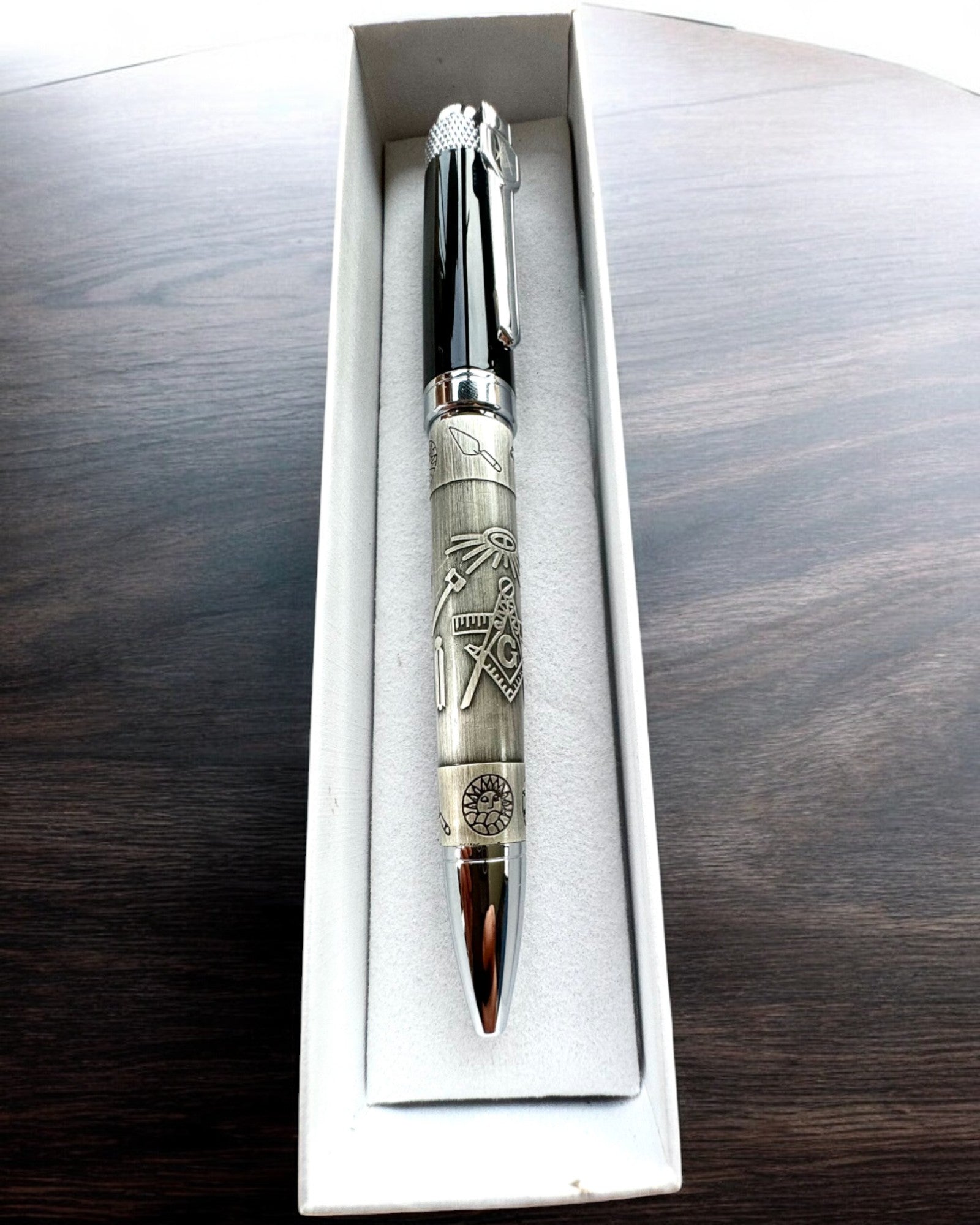 Stylo Élégant "Harmonie Magistrale" avec Option de Gravure - Motifs Symboliques, Argent Ancien, possibilité de personnalisation par gravure pour cadeau