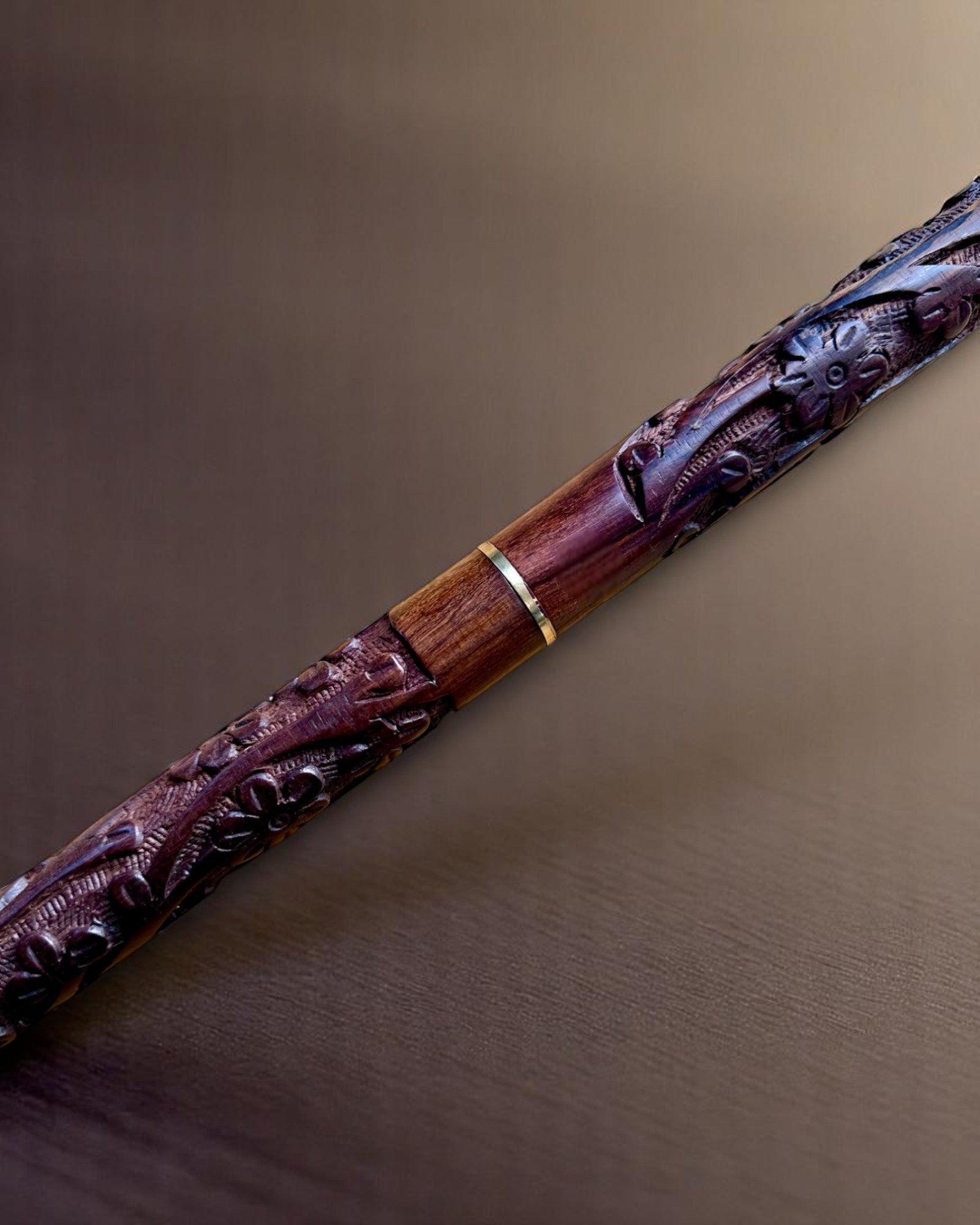 Canne de marche « Main Royale » – sculptée à la main en bois de manguier indien, possibilité de personnalisation avec gravure