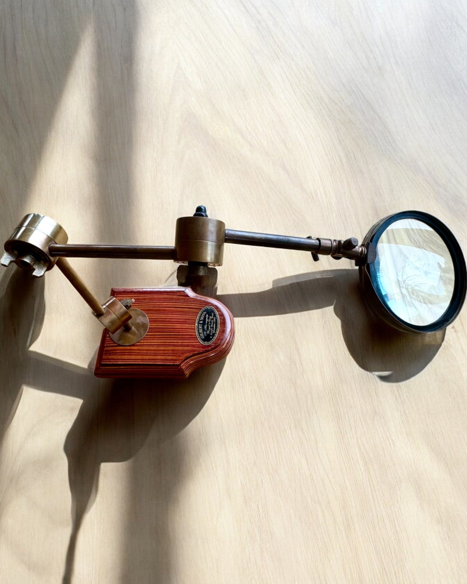 Lente d'ingrandimento artigianale "Royal Magnifier" con base e supporto regolabile - possibilità di personalizzazione con incisione per regalo