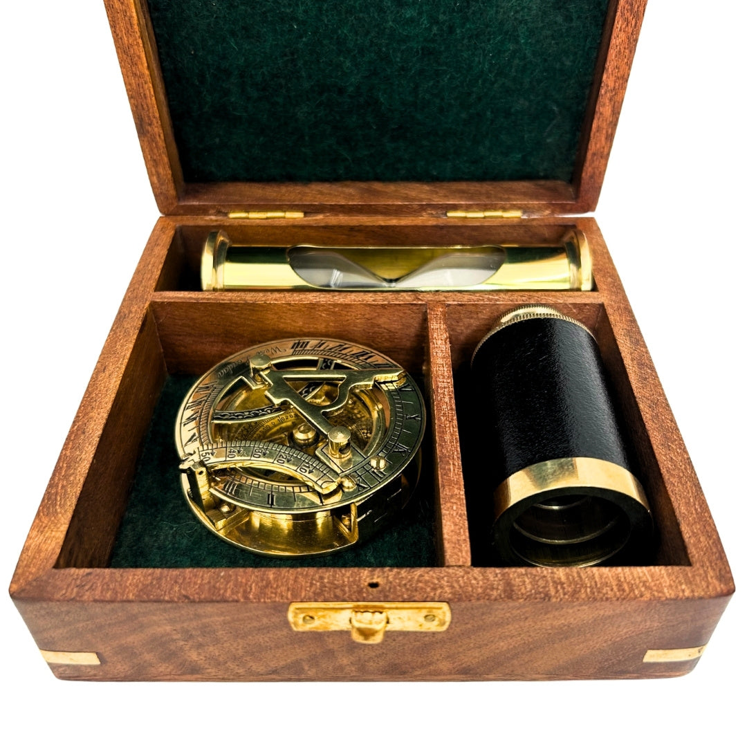 Coffret cadeau rétro gravé – boussole en laiton, longue-vue pliable, sablier dans boîte en bois