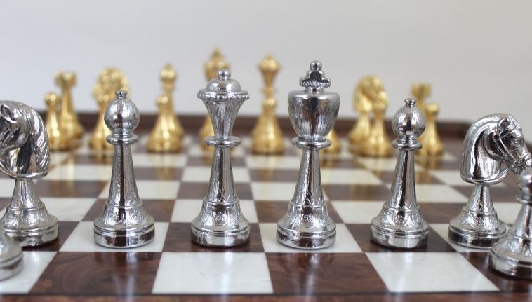 Große exklusive Schachfiguren Italfama aus vergoldetem Metall 53x53 cm – N137
