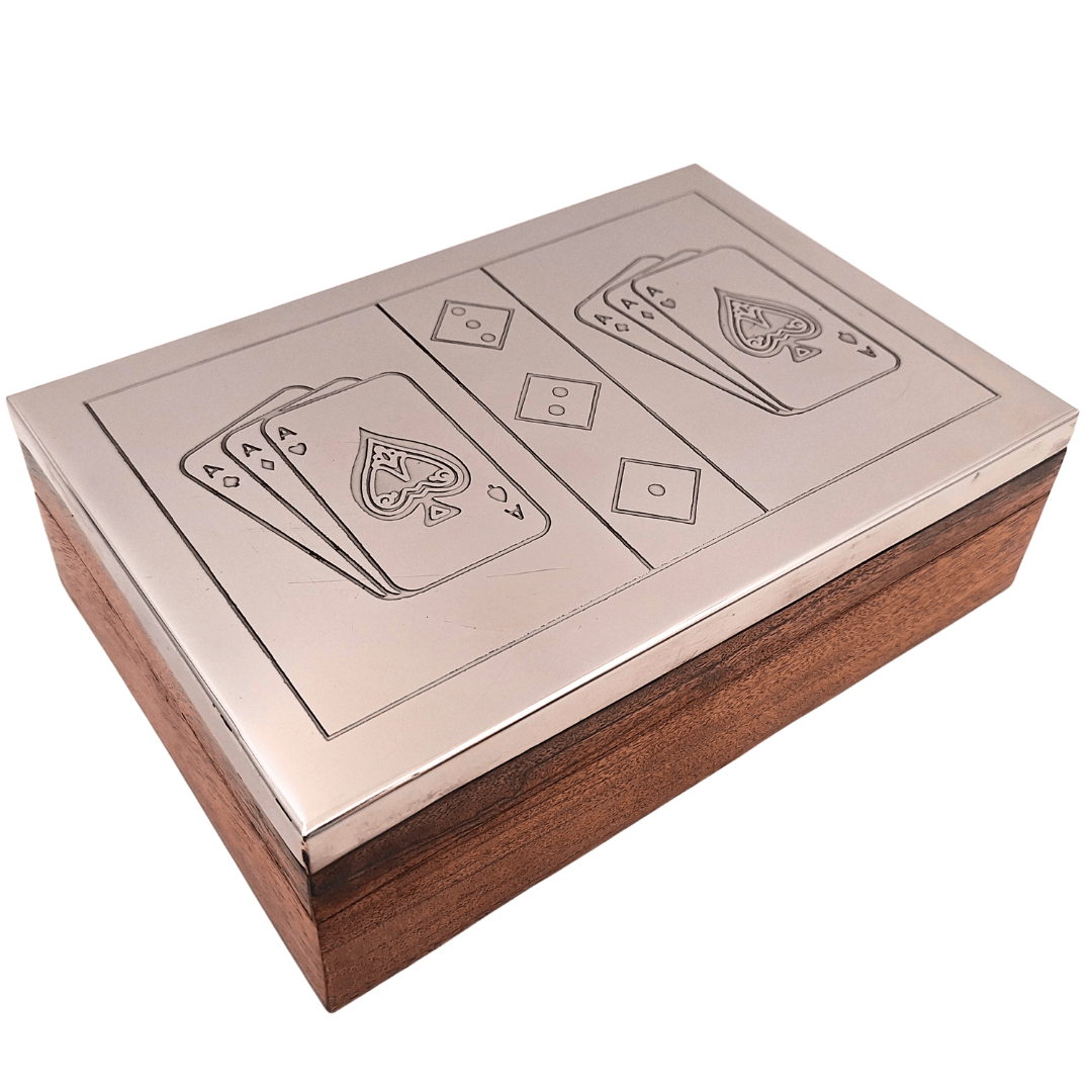 Zwei Kartenspiele und Spielwürfel in Holzbox mit Aluminiumoberseite - DC-004