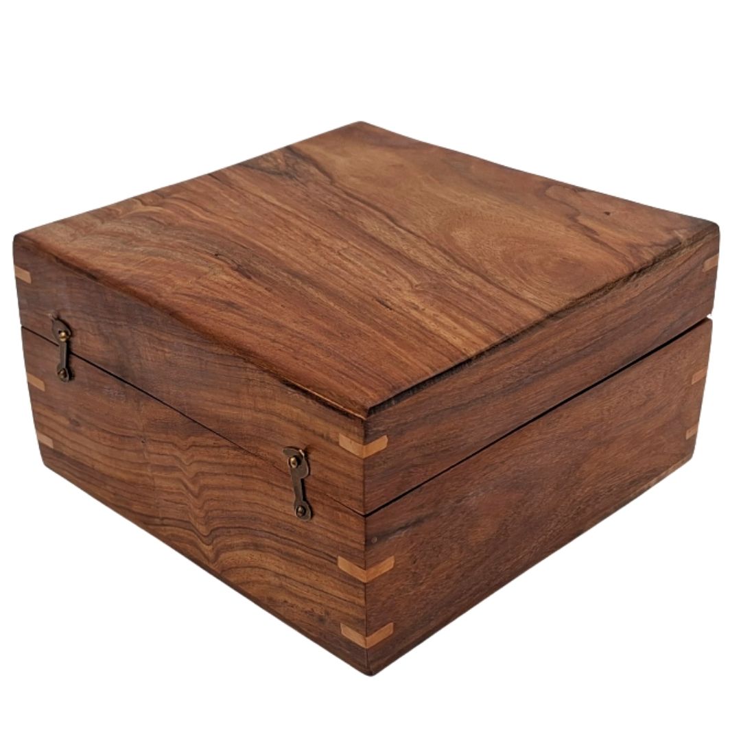 Elegante scatola regalo in legno 20x20x11 cm con inserto blu navy e personalizzabile con incisione