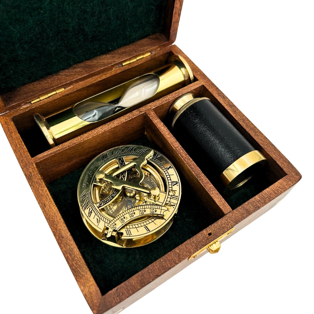 Coffret cadeau rétro gravé – boussole en laiton, longue-vue pliable, sablier dans boîte en bois