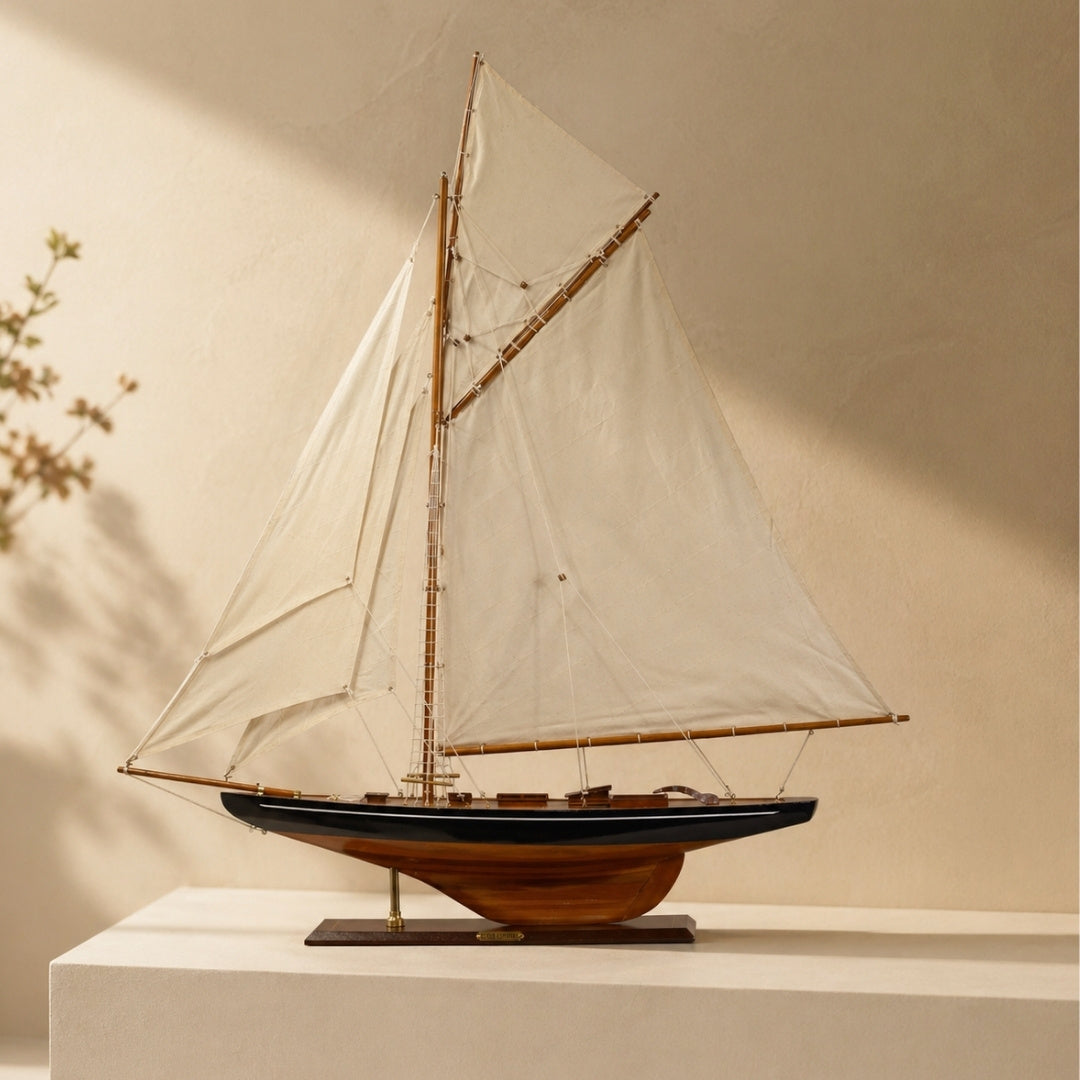 Großes Modell der Yacht Columbia – Höhe 104cm – COL