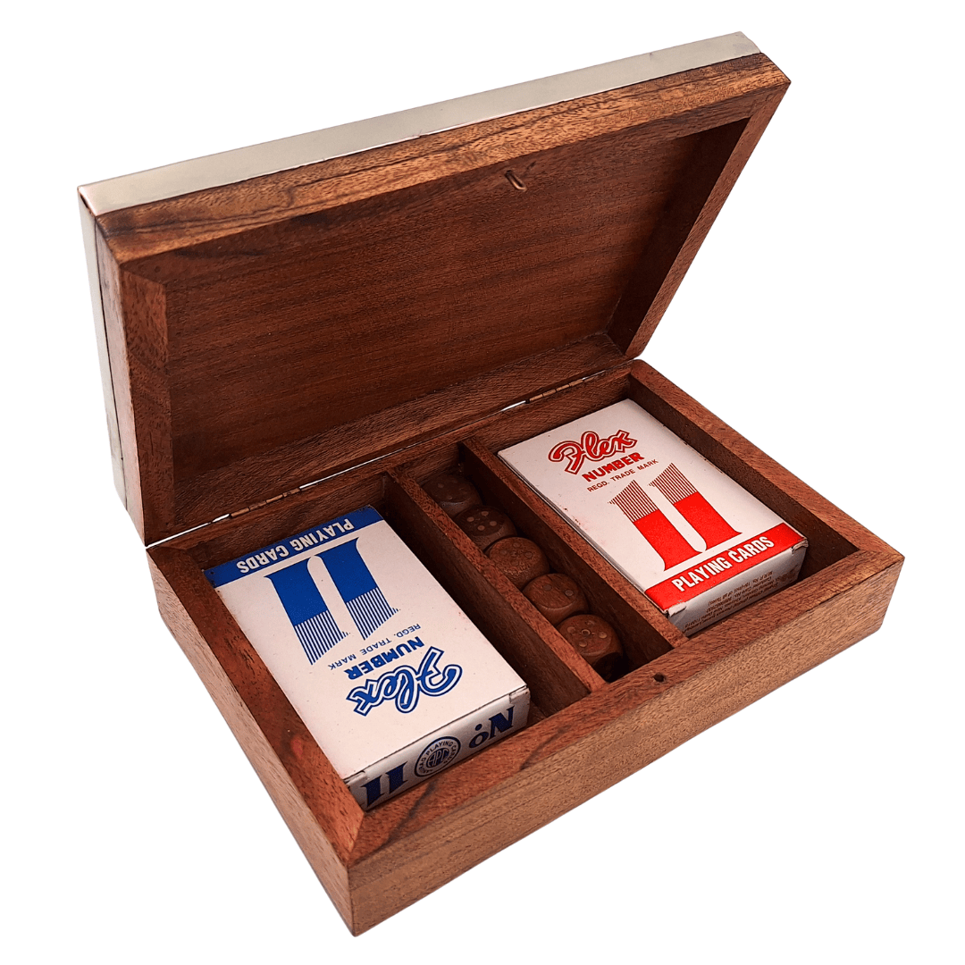 Zwei Kartenspiele und Spielwürfel in Holzbox mit Aluminiumoberseite - DC-004
