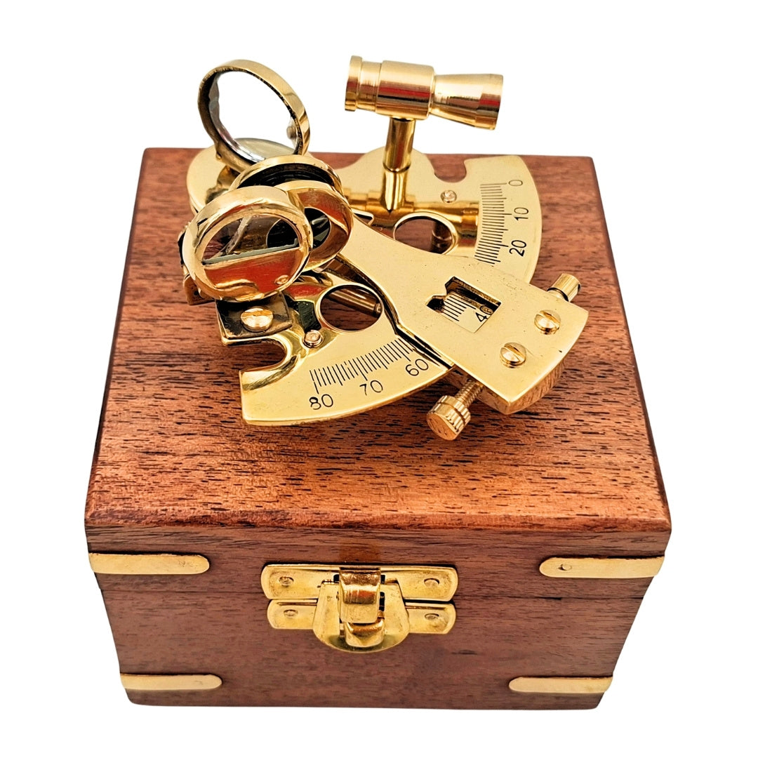 Sestante in Ottone in Scatola di Legno con Possibilità di Incisione – Regalo Elegante per Velisti e Marinai, 7x7x4 cm, Ottone e Vetro di Alta Qualità
