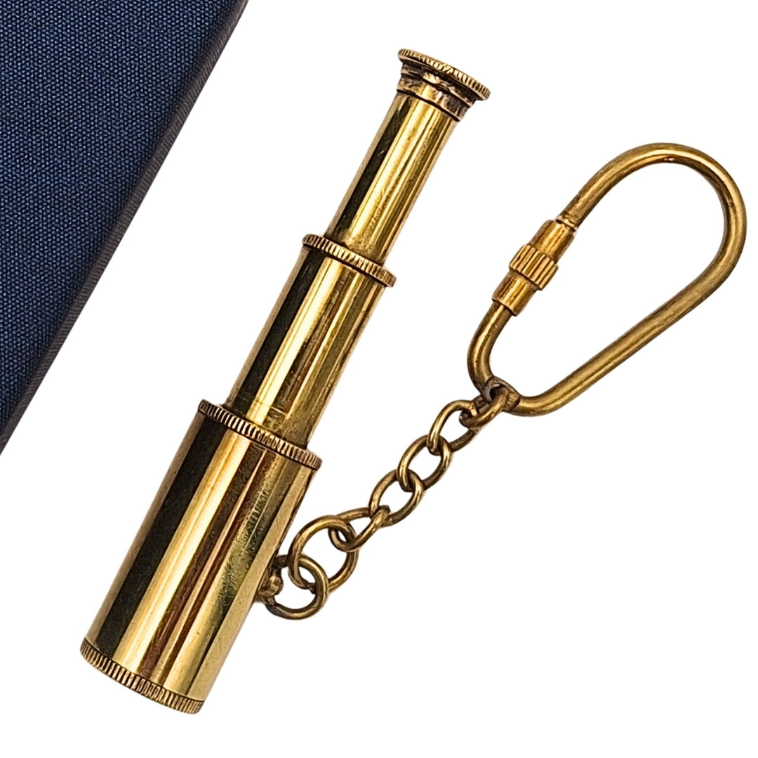Messing-Schlüsselanhänger Fernrohr in eleganter Schachtel – Maritimes Retro-Geschenk – KEY-0016A