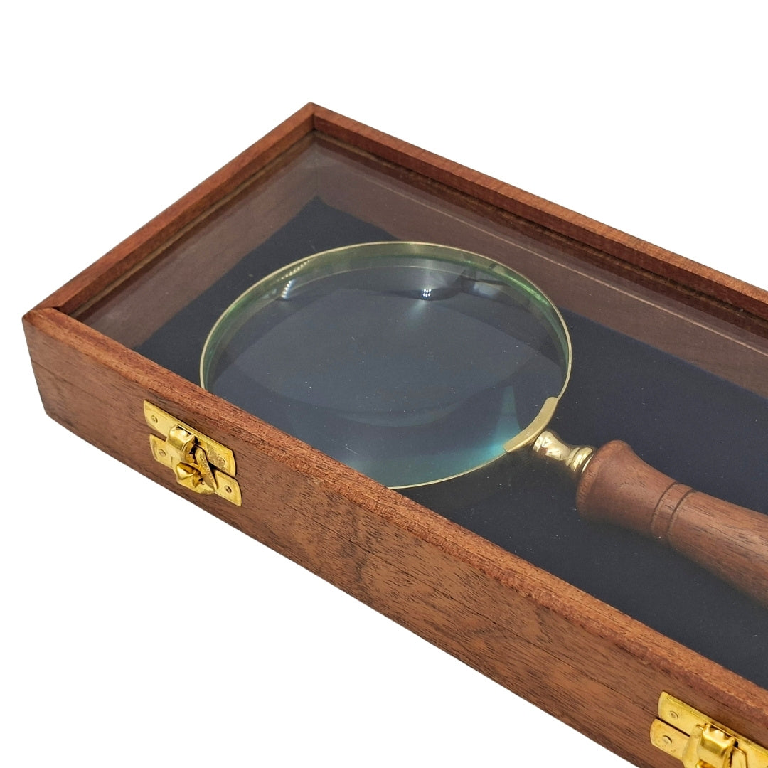 Loupe avec verre grossissant, manche en bois et finitions en laiton dans boîte élégante avec couvercle en verre - cadeau idéal avec possibilité de gravure - dimensions 23 x 10 cm, matériaux naturels