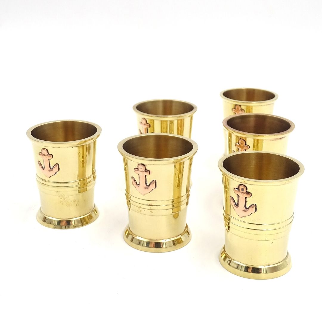 Ensemble de 6 verres métalliques avec ancre dans un coffret en bois - idéal comme cadeau avec possibilité de gravure personnalisée - laiton doré, capacité 50 ml, design élégant pour amateurs de marine