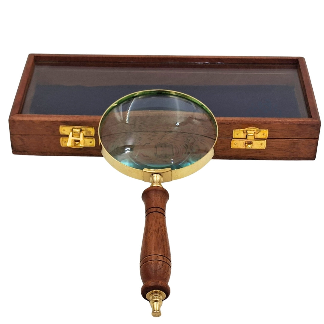 Loupe avec verre grossissant, manche en bois et finitions en laiton dans boîte élégante avec couvercle en verre - cadeau idéal avec possibilité de gravure - dimensions 23 x 10 cm, matériaux naturels