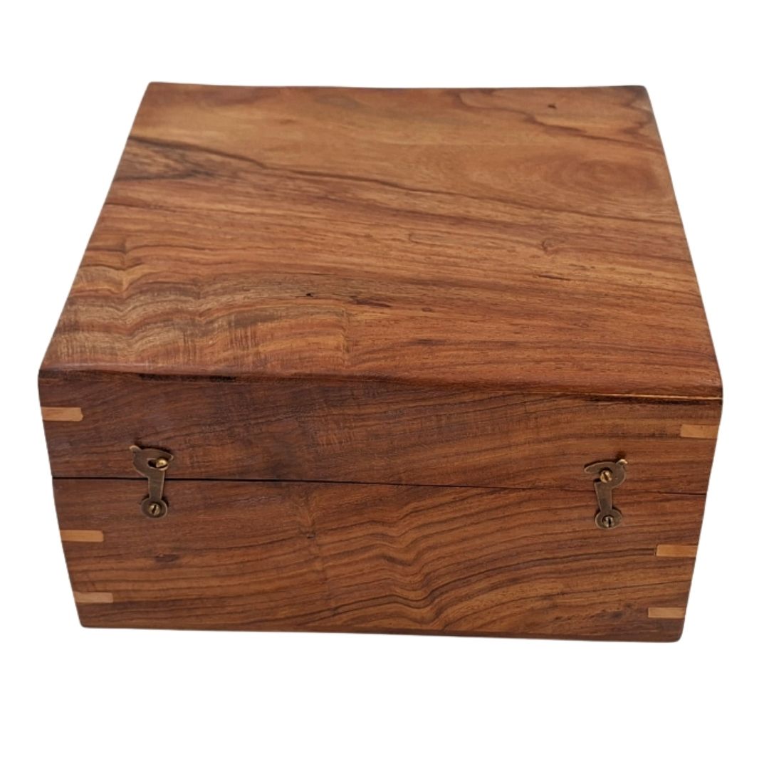 Elegante scatola regalo in legno 20x20x11 cm con inserto blu navy e personalizzabile con incisione