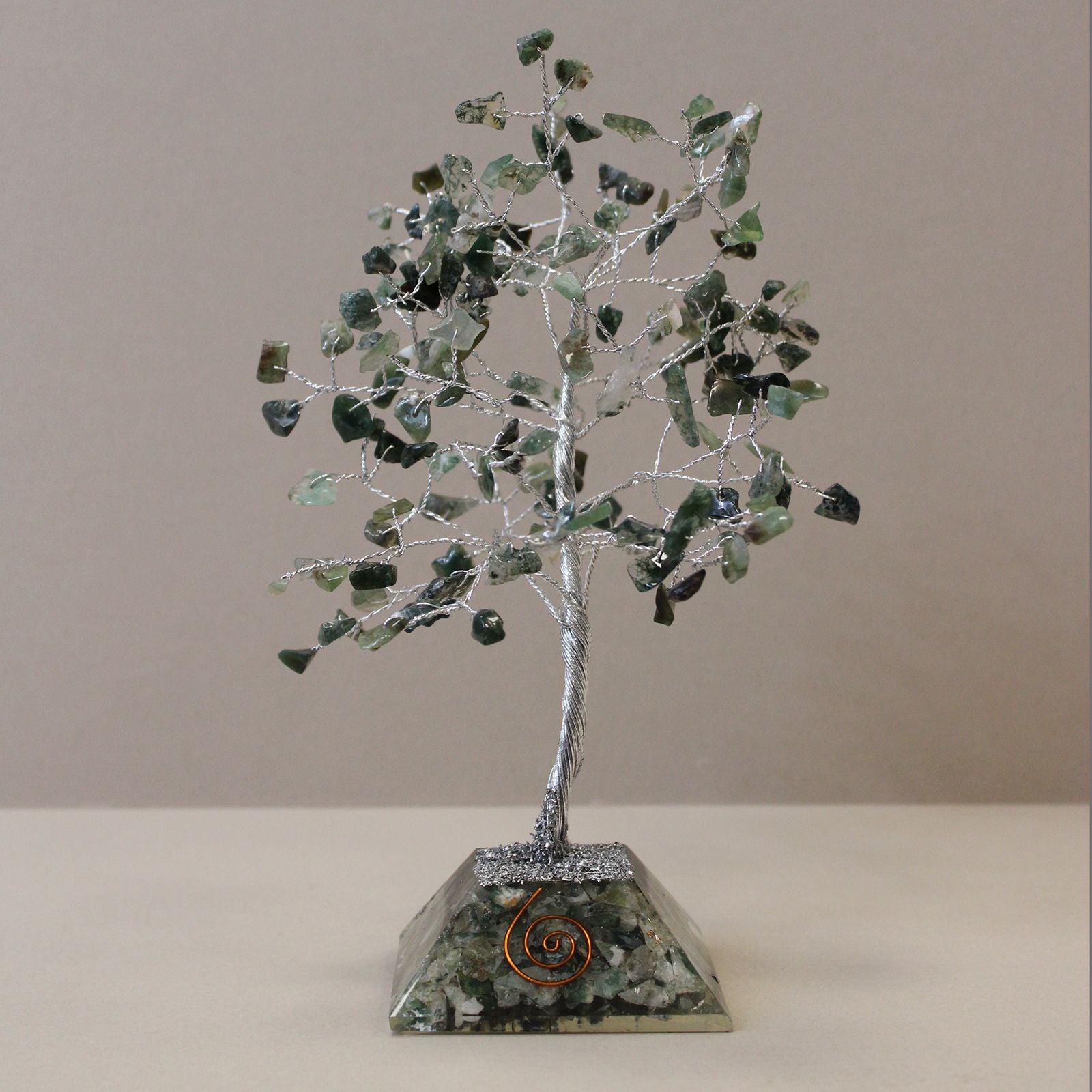 Alberello di pietra con base in orgonite - 160 pietre di agata muschiata