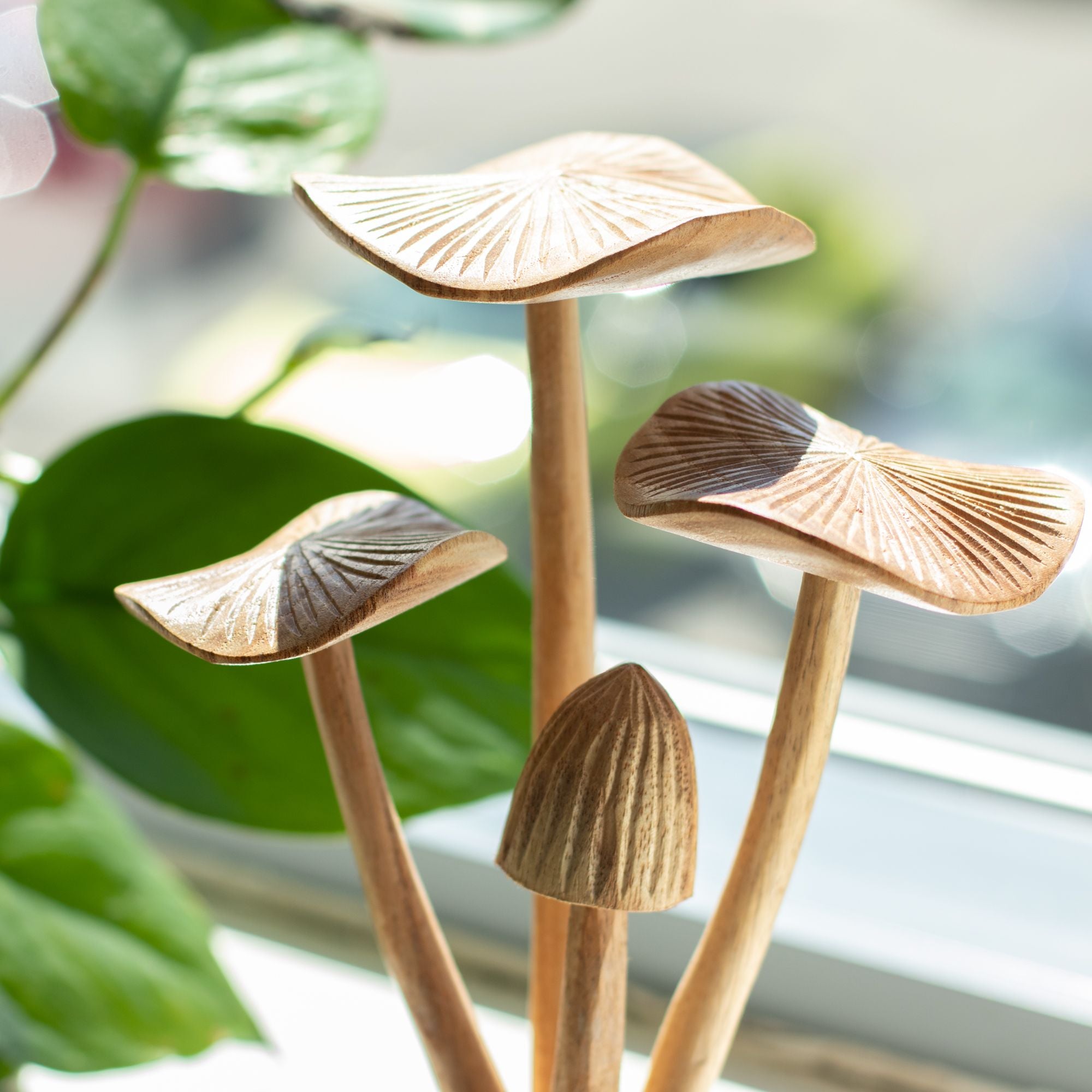 Champignons forestiers sculptés à la main - Ensemble de 4 grands champignons en bois naturel, parfaits comme cadeau - Hauteur 14 cm, style rustique unique, idéal pour la décoration intérieure