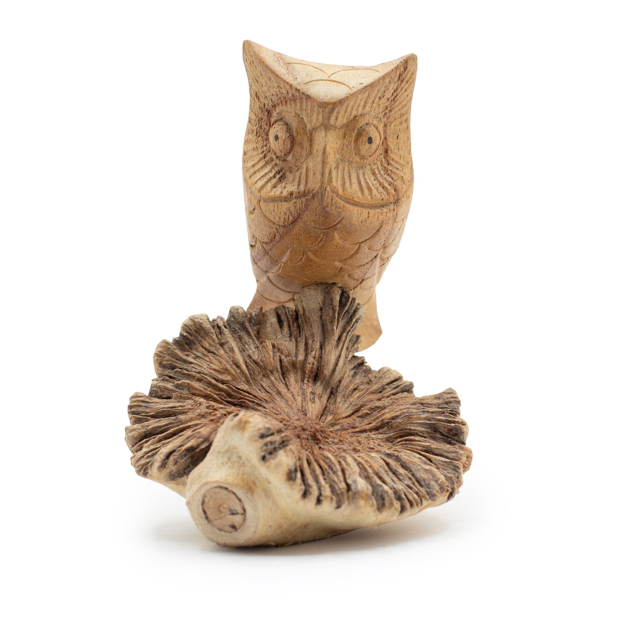 Sculpture artisanale de chouette sur excroissance d'arbre - Figurine unique pour cadeau, hauteur 11 cm, teintes naturelles d'Indonésie