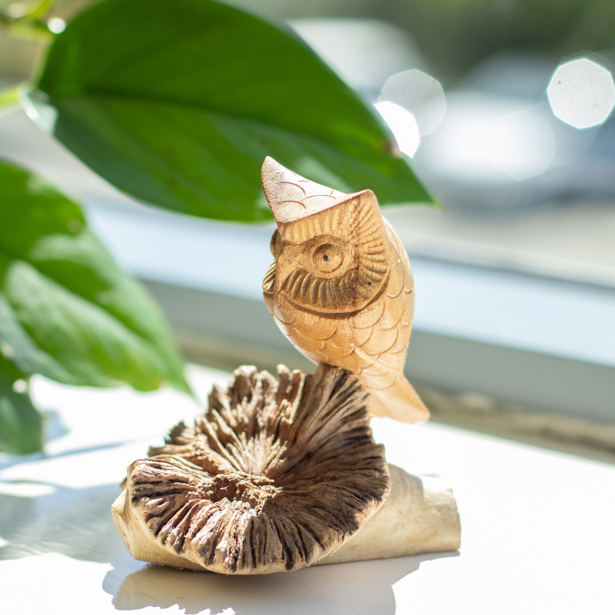 Sculpture artisanale de chouette sur excroissance d'arbre - Figurine unique pour cadeau, hauteur 11 cm, teintes naturelles d'Indonésie
