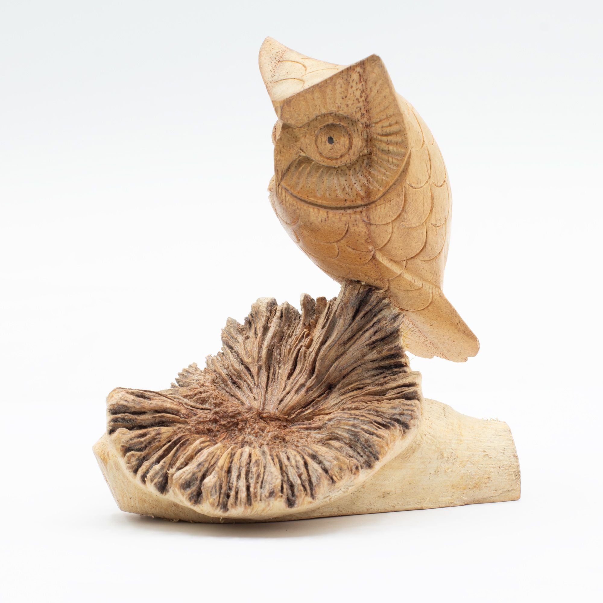 Sculpture artisanale de chouette sur excroissance d'arbre - Figurine unique pour cadeau, hauteur 11 cm, teintes naturelles d'Indonésie