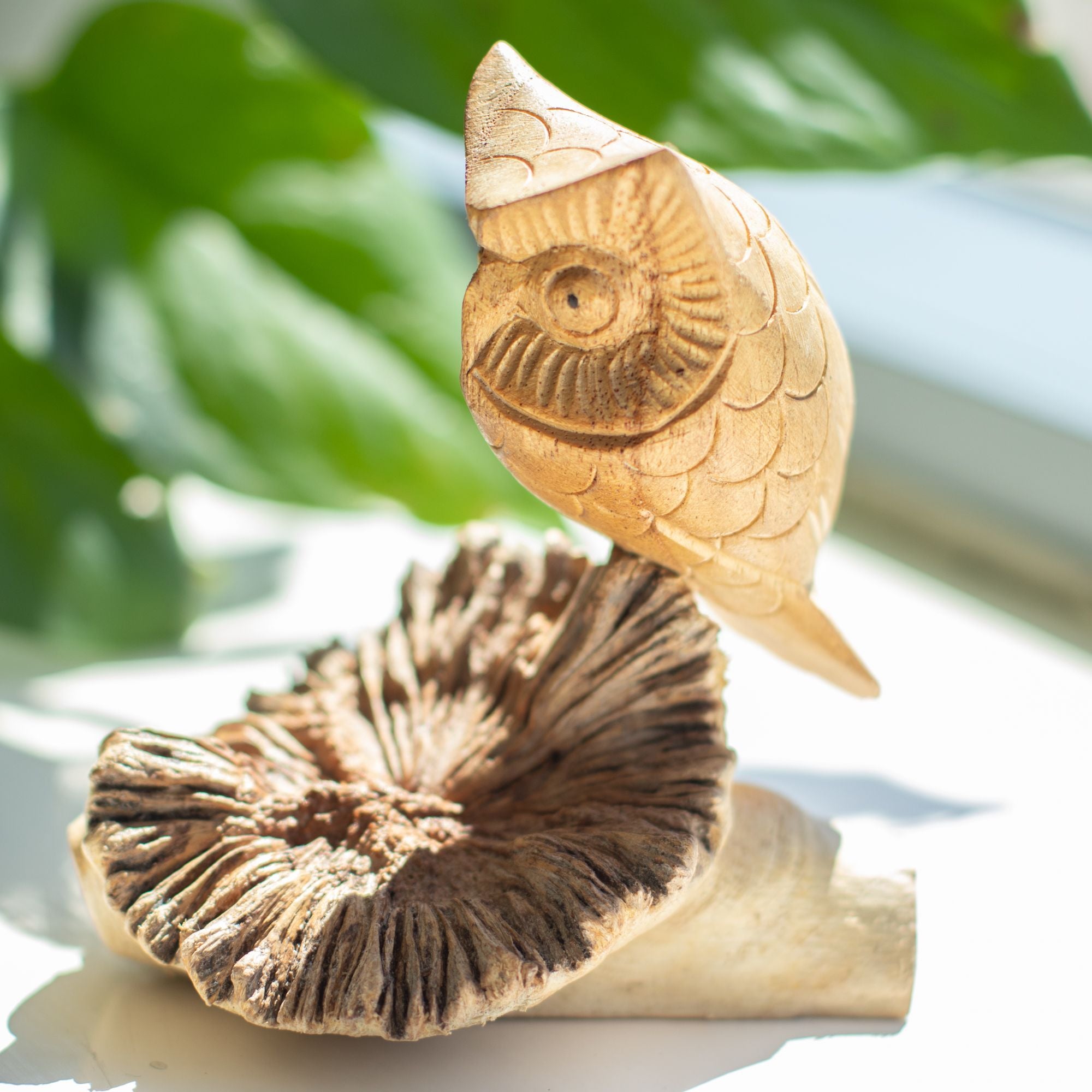 Sculpture artisanale de chouette sur excroissance d'arbre - Figurine unique pour cadeau, hauteur 11 cm, teintes naturelles d'Indonésie
