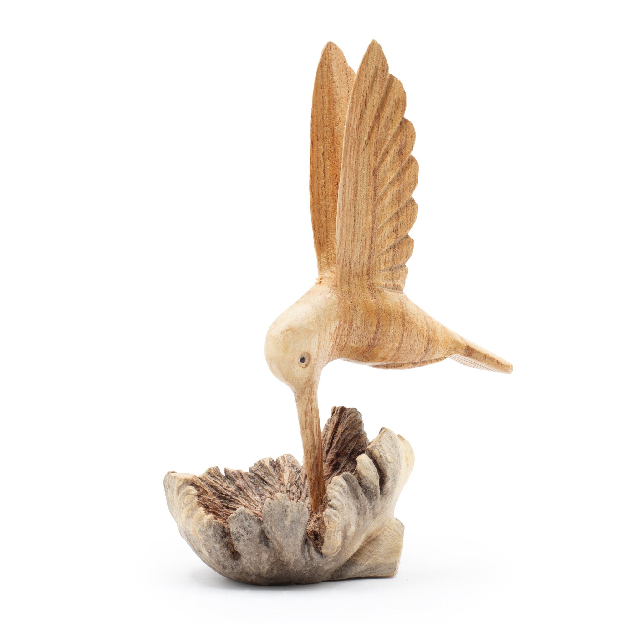 Scultura artigianale di colibrì che beve nettare da una gemma legnosa