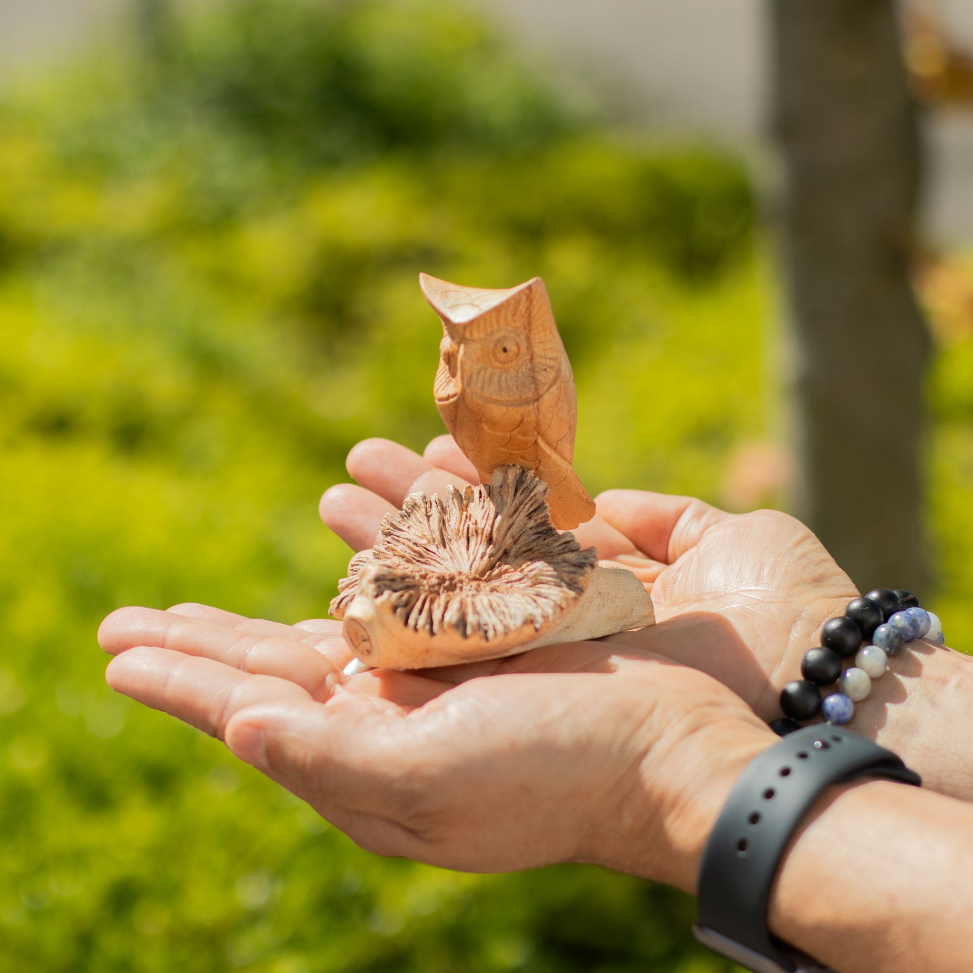 Sculpture artisanale de chouette sur excroissance d'arbre - Figurine unique pour cadeau, hauteur 11 cm, teintes naturelles d'Indonésie
