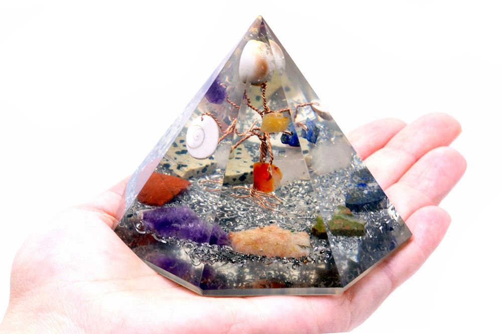 Pyramide Orgonite 7-symétrique avec Arbre de la Sagesse en Pierres