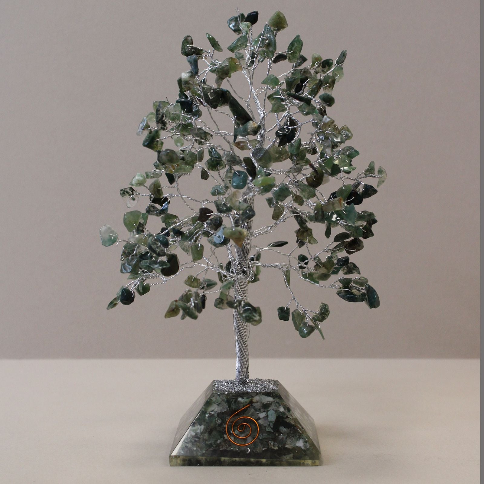 Alberello magico con pietre di agata muschiata su base in orgonite