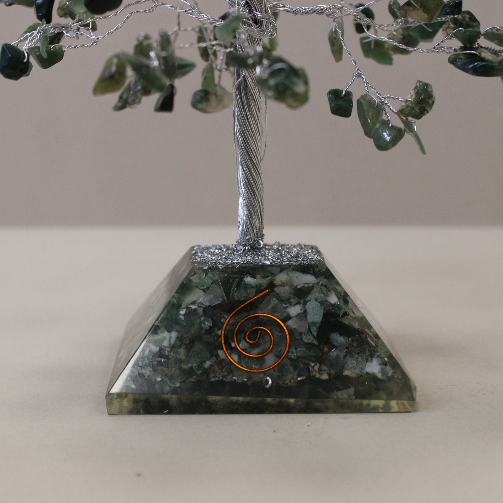 Alberello magico con pietre di agata muschiata su base in orgonite