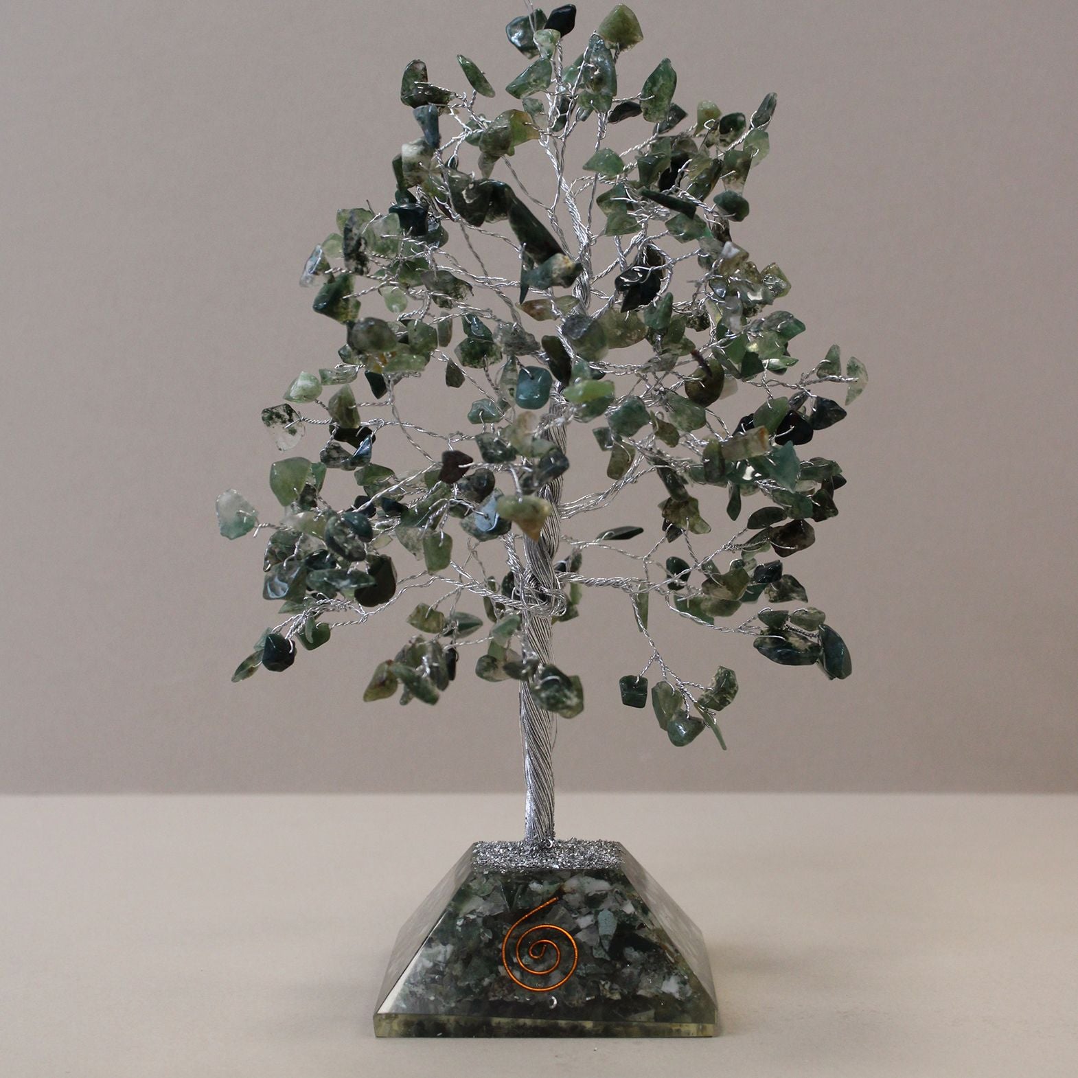 Alberello magico con pietre di agata muschiata su base in orgonite