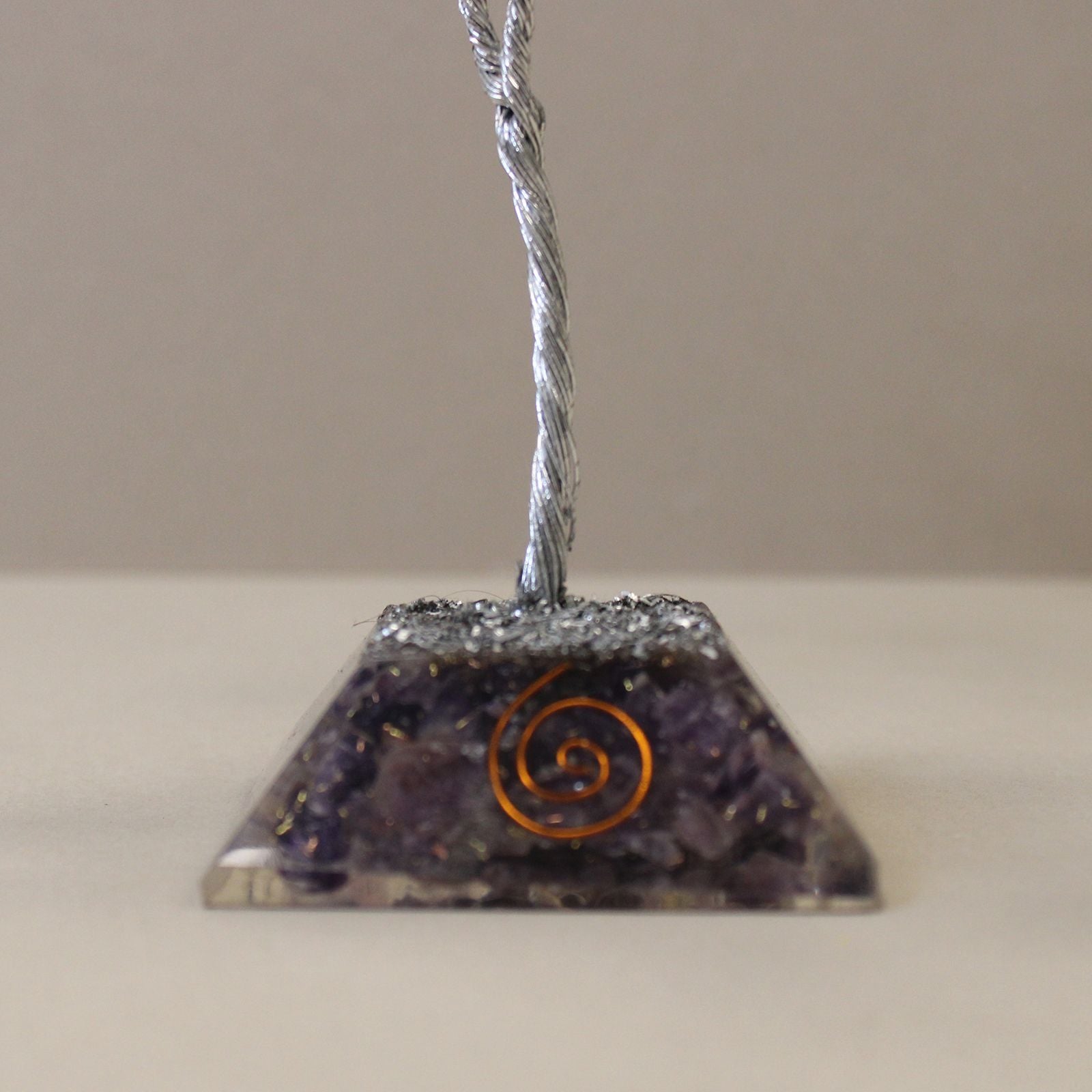 Amethyst-Kristallbäumchen mit Orgonit-Basis
