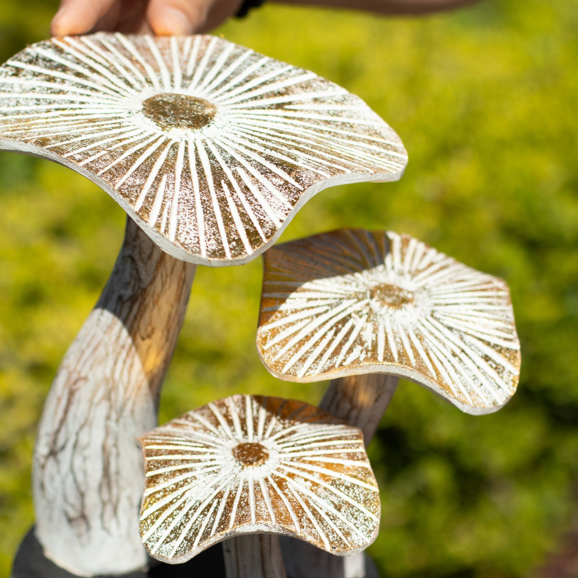 Figure artistique de champignon doré 25 cm finition blanche avec détails dorés - Cadeau unique en bois d'albasia pour intérieurs bohèmes et naturels