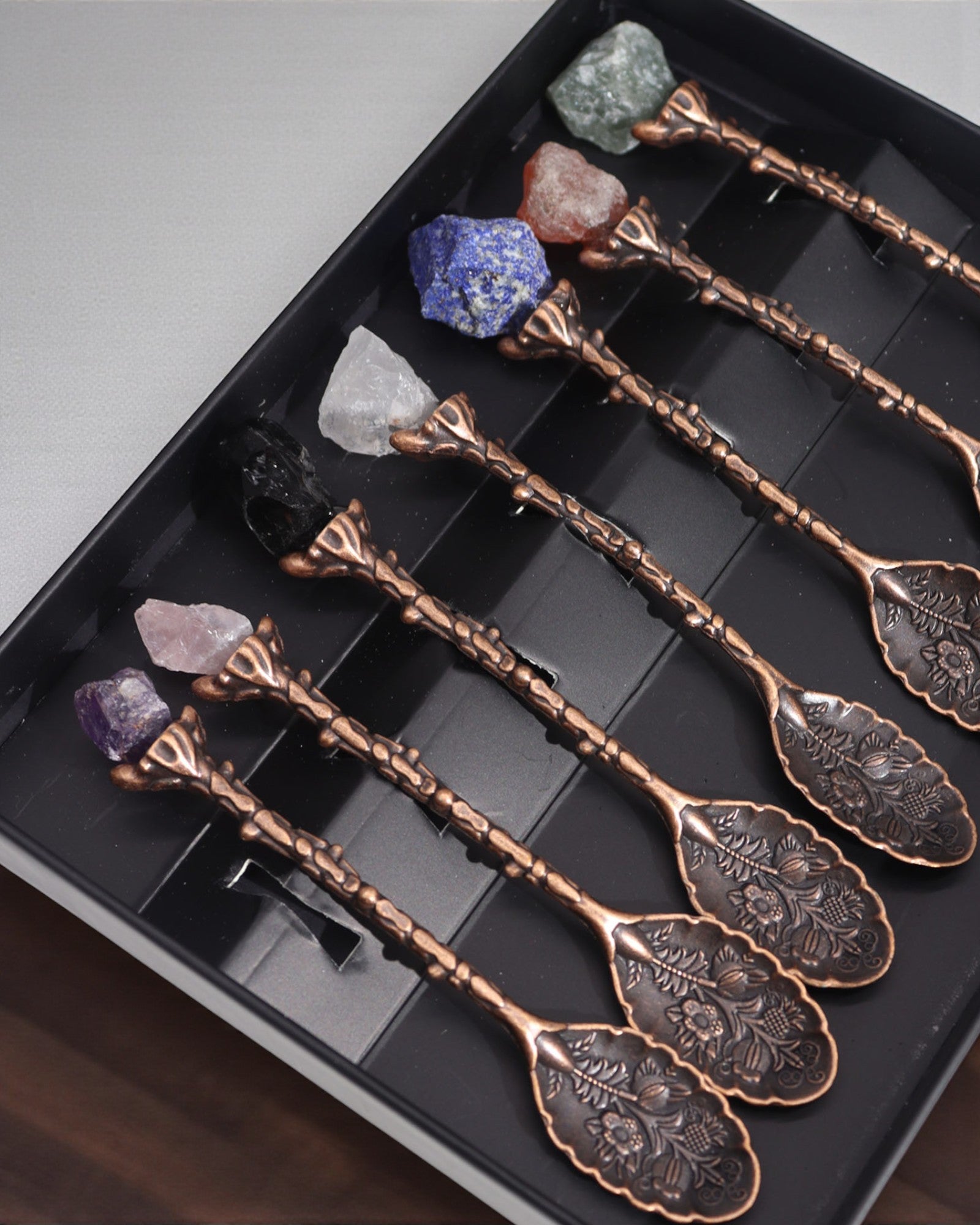 Arcana Aurea – Set aus 7 braunen Hexenlöffeln mit Natursteinen