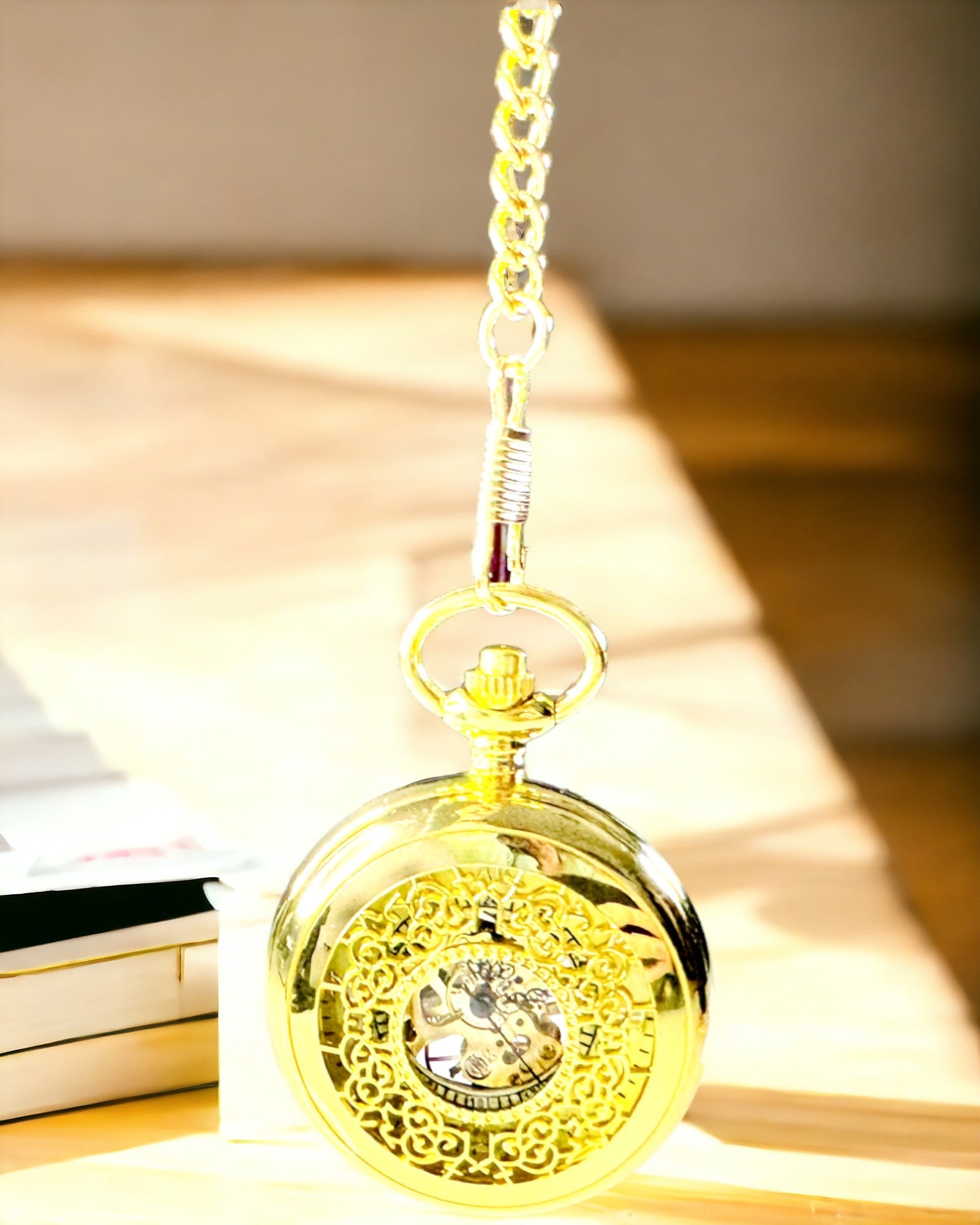 Retro Taschenuhr mit handaufgezogenem Mechanismus, goldene Farbe mit römischer Skala und leuchtendem Zifferblatt, Vintage-Stil