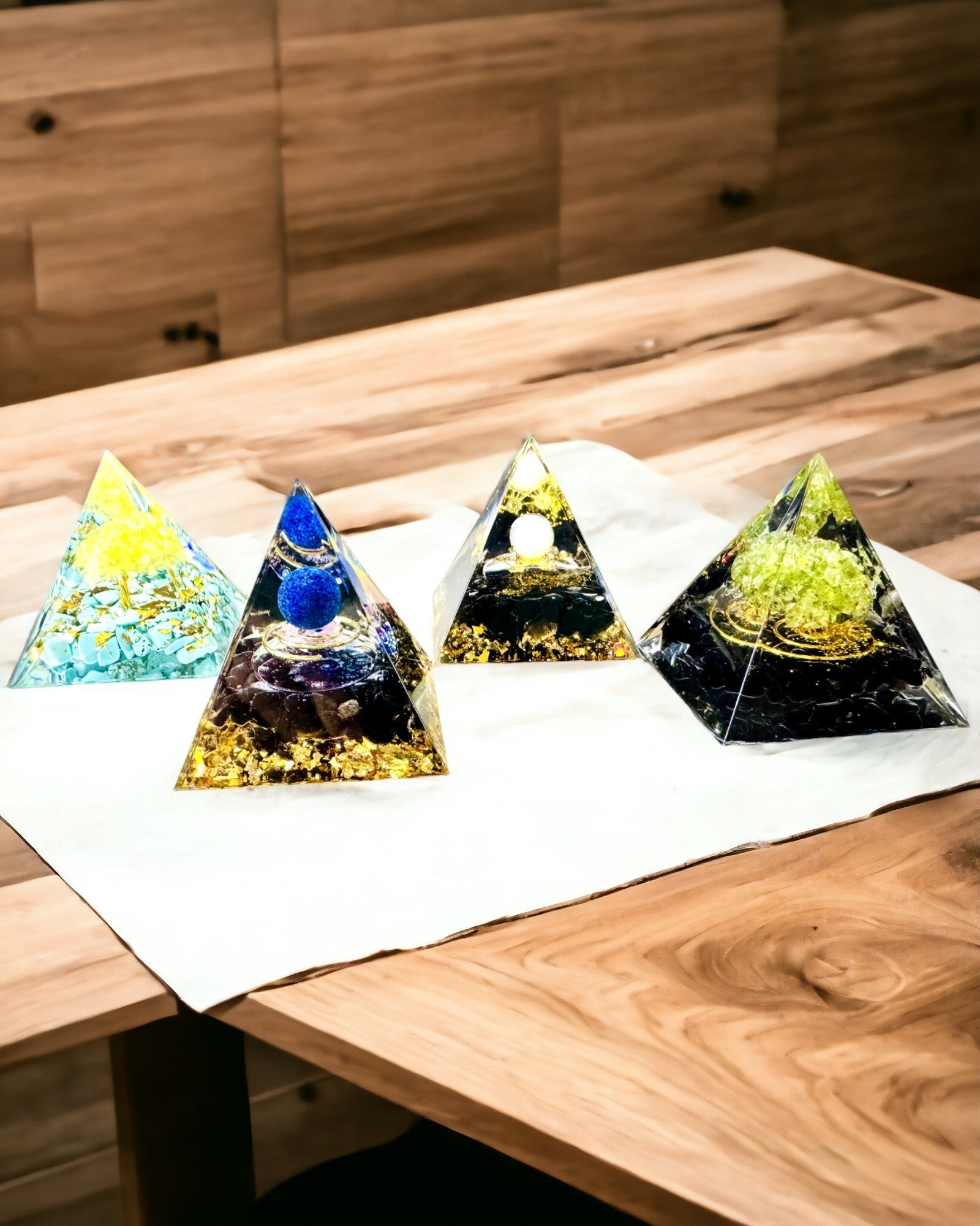 Piramide Orgonite Reiki con Cristalli Naturali - Simbolo Decorativo di Equilibrio dell'Energia dei Chakra