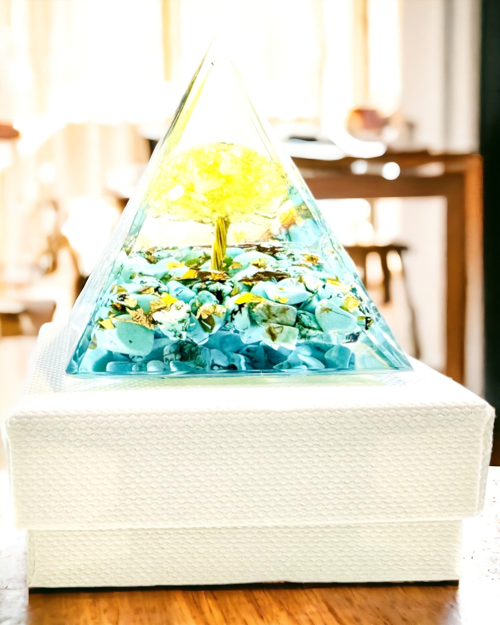 Piramide di Orgonite con Citrino e Turchese – Generatore di Energia Chakra, Strumento Reiki, Decorazione per la Meditazione